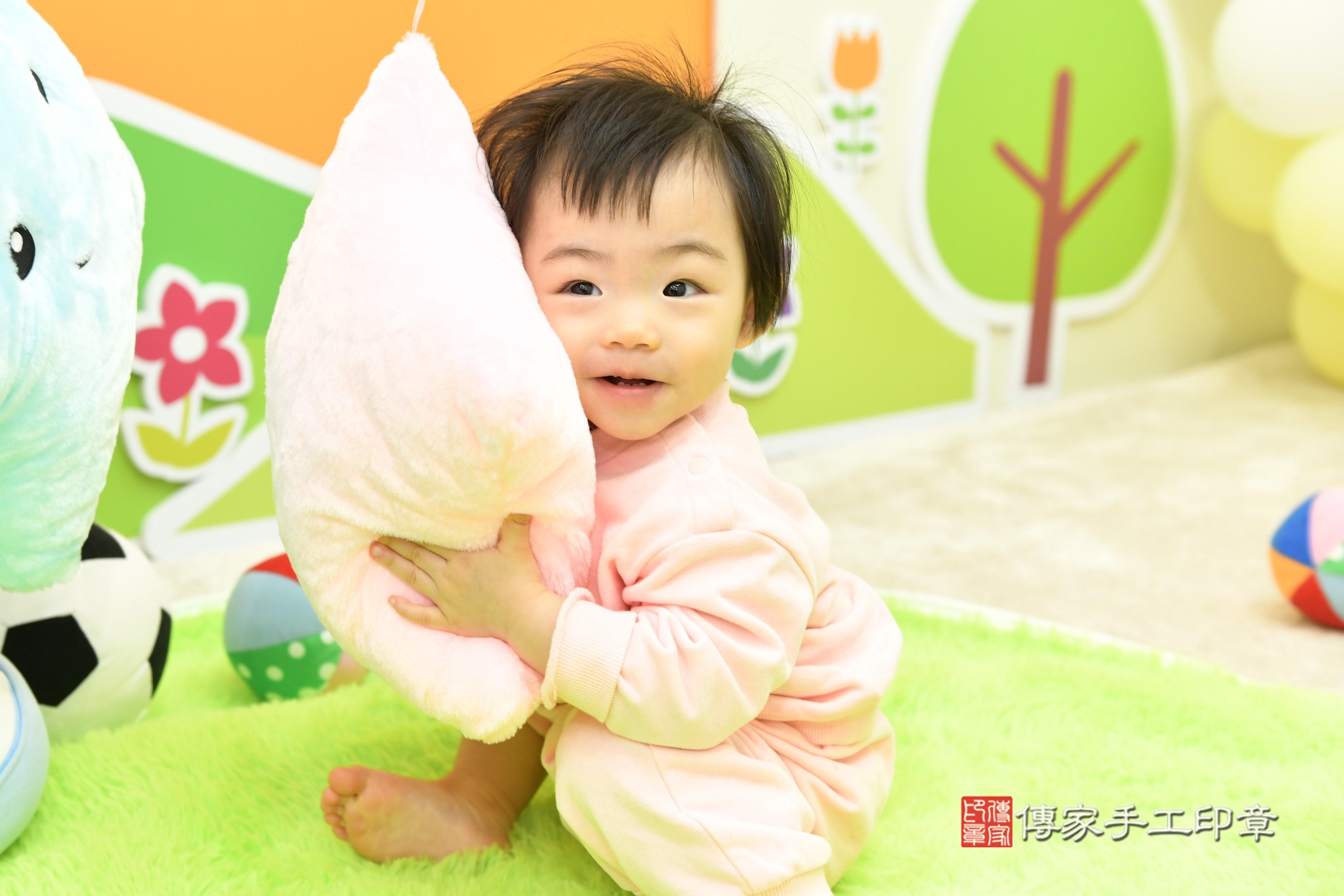 傳家手工印章台南店、抓周、度脺、美式風會場、傳家嬰兒古禮、吉祥話、抓周道具物品24種、拍照。抓周證書。寶寶抓周、滿周歲、生日快樂、祝福 傳家手工印章台南店、抓周、度脺、美式風會場、傳家嬰兒古禮、吉祥話、抓周道具物品24種、拍照。抓周證書。寶寶抓周、滿周歲、生日快樂、祝福