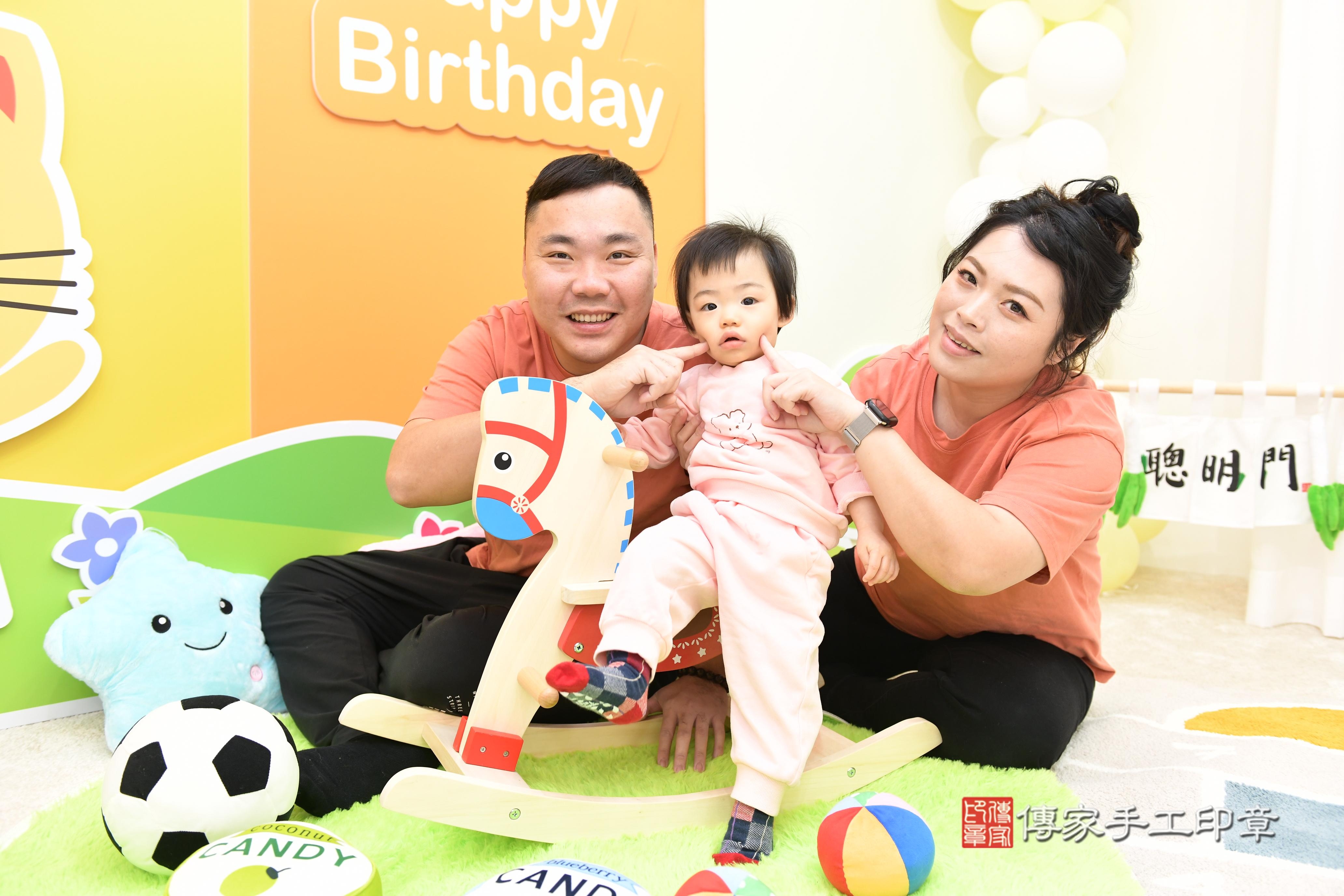 傳家手工印章台南店、抓周、度脺、美式風會場、傳家嬰兒古禮、吉祥話、抓周道具物品24種、拍照。抓周證書。寶寶抓周、滿周歲、生日快樂、祝福 傳家手工印章台南店、抓周、度脺、美式風會場、傳家嬰兒古禮、吉祥話、抓周道具物品24種、拍照。抓周證書。寶寶抓周、滿周歲、生日快樂、祝福