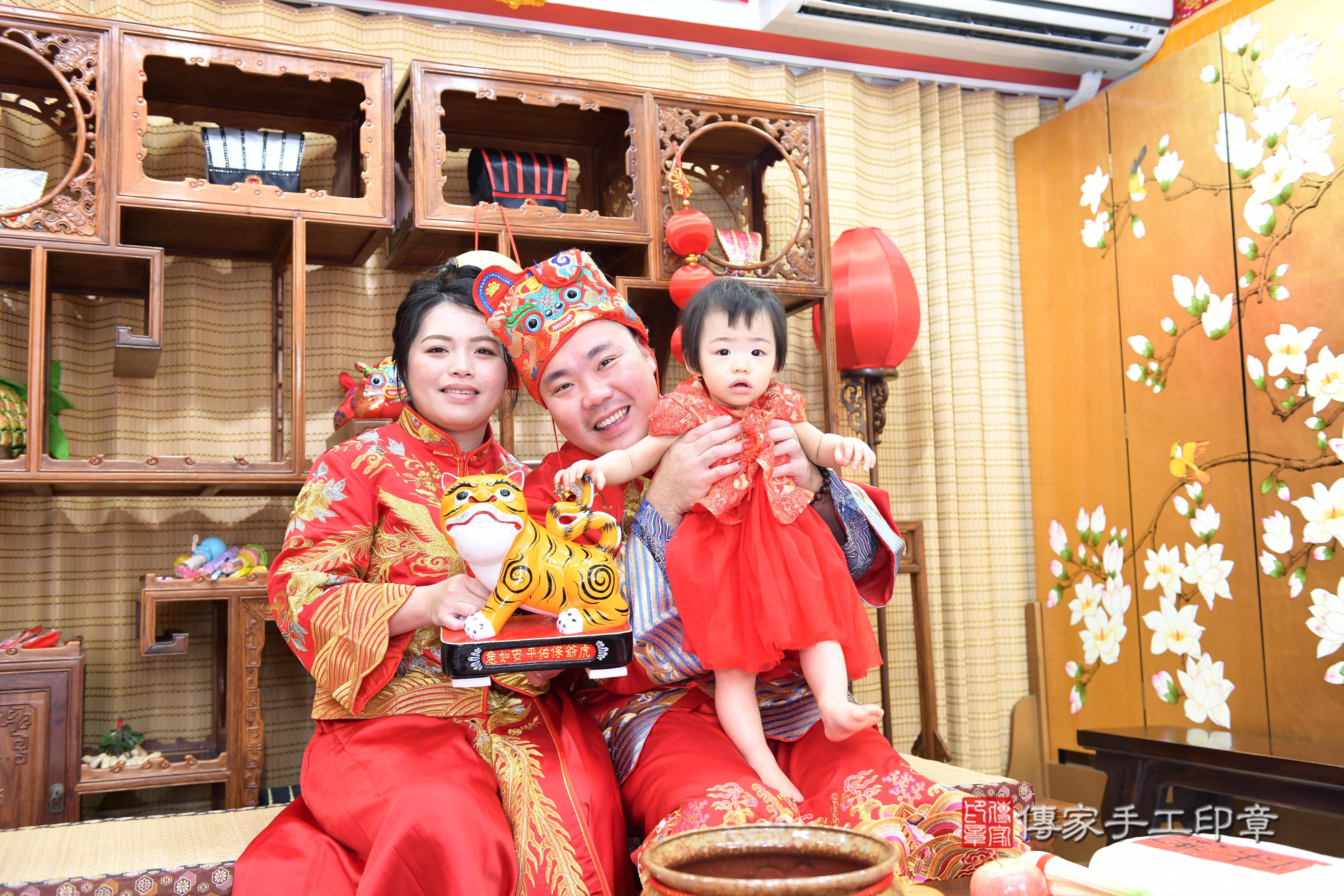 傳家手工印章台南店、抓周、度脺、美式風會場、傳家嬰兒古禮、吉祥話、抓周道具物品24種、拍照。抓周證書。寶寶抓周、滿周歲、生日快樂、祝福 傳家手工印章台南店、抓周、度脺、美式風會場、傳家嬰兒古禮、吉祥話、抓周道具物品24種、拍照。抓周證書。寶寶抓周、滿周歲、生日快樂、祝福