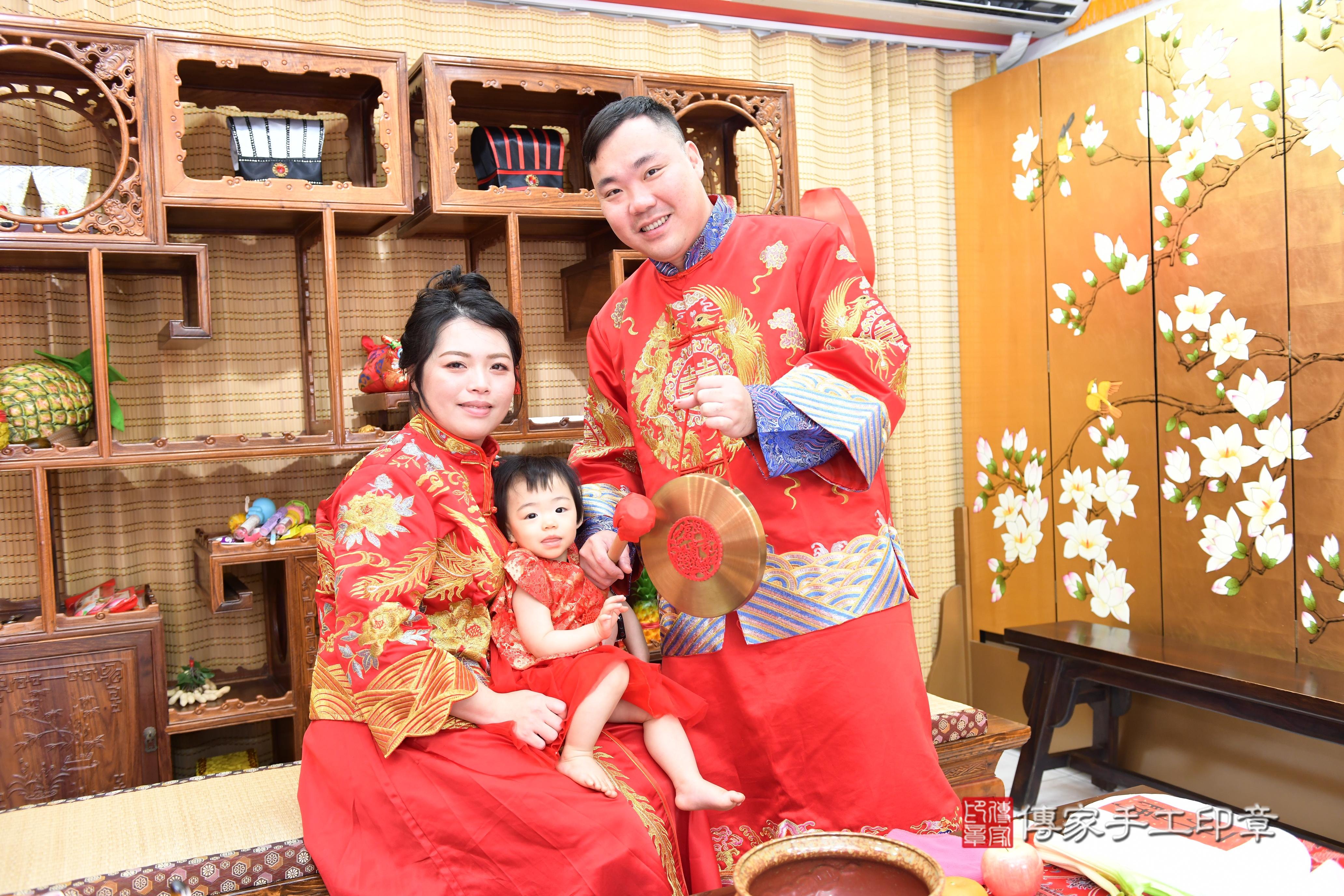 傳家手工印章台南店、抓周、度脺、美式風會場、傳家嬰兒古禮、吉祥話、抓周道具物品24種、拍照。抓周證書。寶寶抓周、滿周歲、生日快樂、祝福