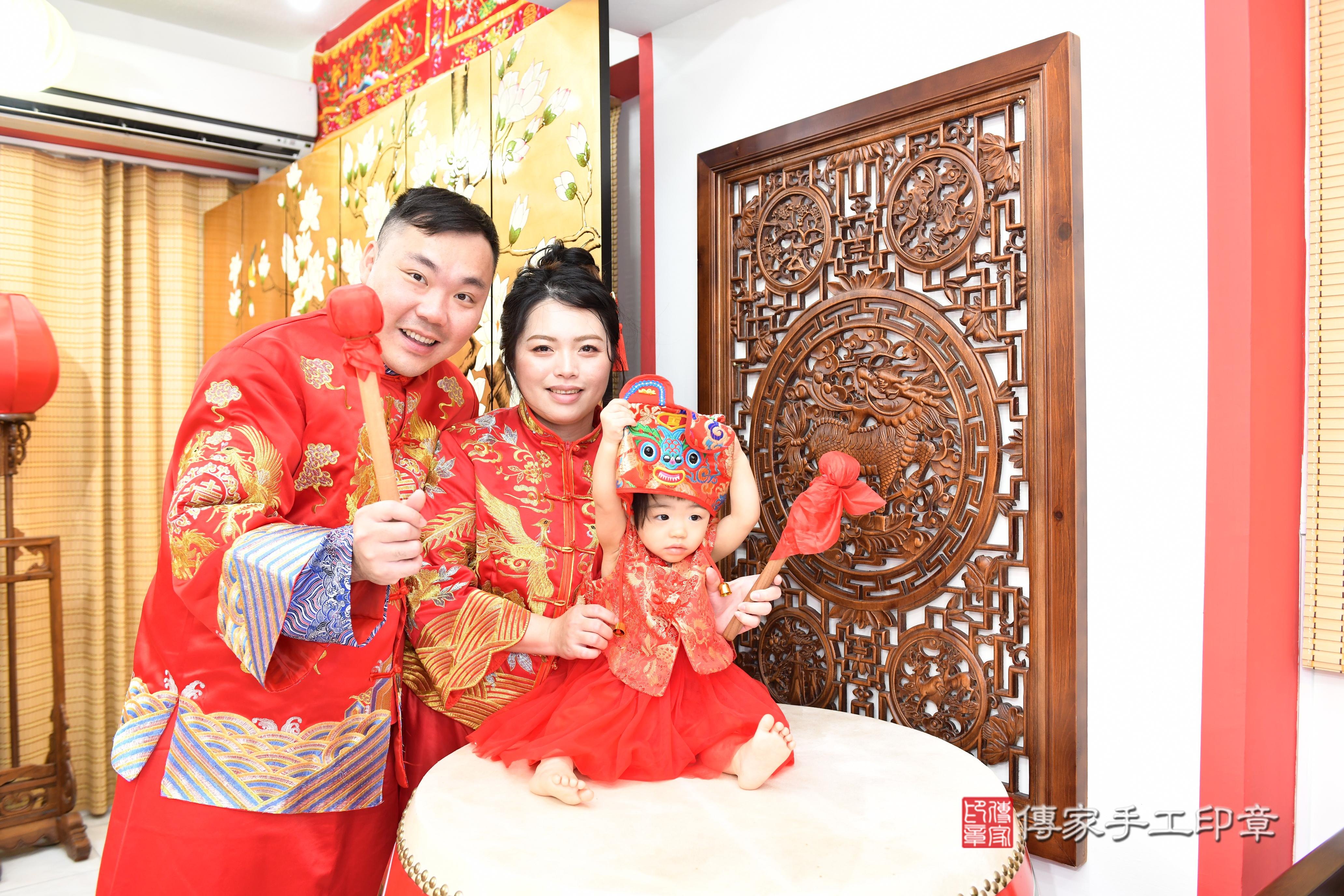 傳家手工印章台南店、抓周、度脺、美式風會場、傳家嬰兒古禮、吉祥話、抓周道具物品24種、拍照。抓周證書。寶寶抓周、滿周歲、生日快樂、祝福 傳家手工印章台南店、抓周、度脺、美式風會場、傳家嬰兒古禮、吉祥話、抓周道具物品24種、拍照。抓周證書。寶寶抓周、滿周歲、生日快樂、祝福