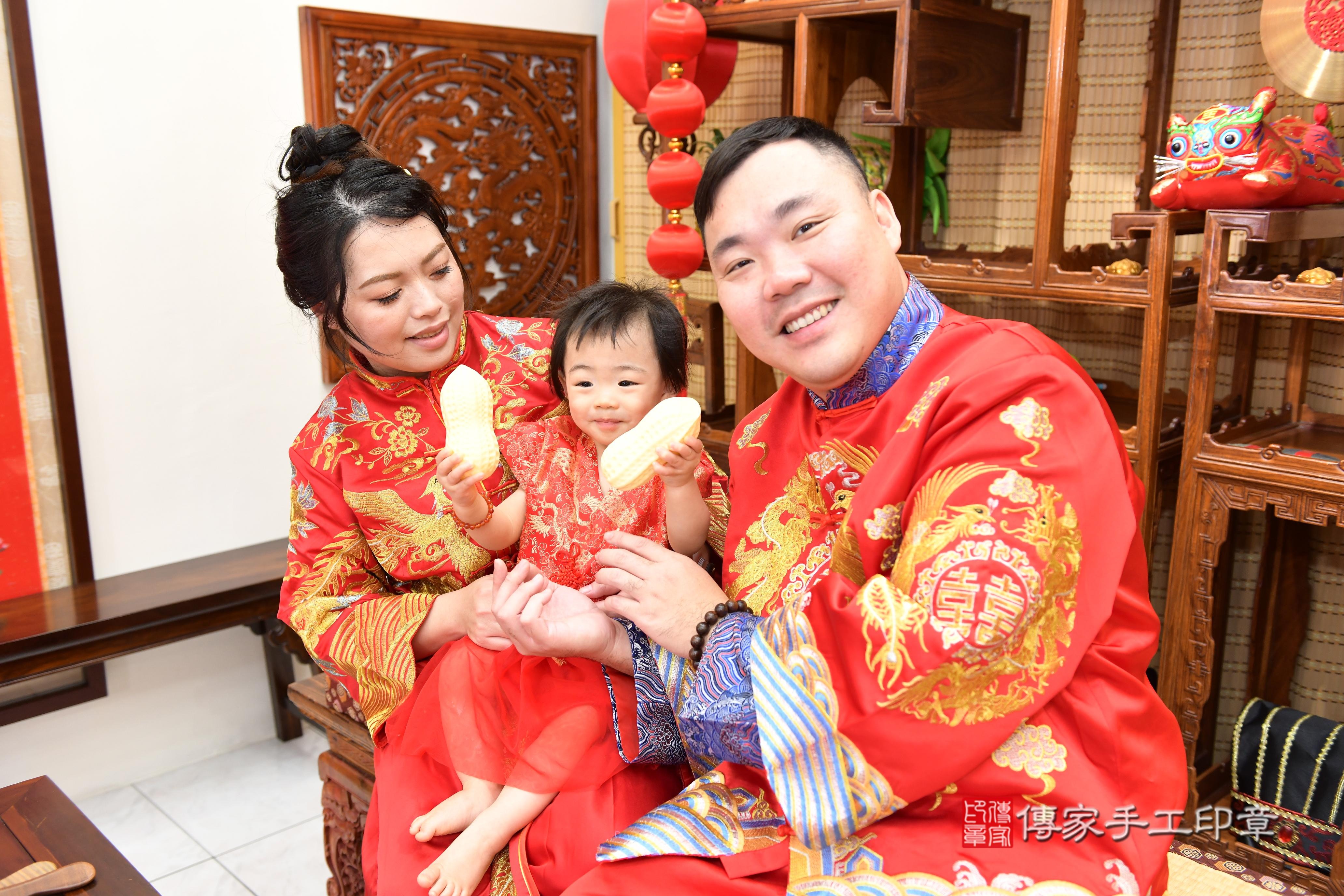 傳家手工印章台南店、抓周、度脺、美式風會場、傳家嬰兒古禮、吉祥話、抓周道具物品24種、拍照。抓周證書。寶寶抓周、滿周歲、生日快樂、祝福 傳家手工印章台南店、抓周、度脺、美式風會場、傳家嬰兒古禮、吉祥話、抓周道具物品24種、拍照。抓周證書。寶寶抓周、滿周歲、生日快樂、祝福