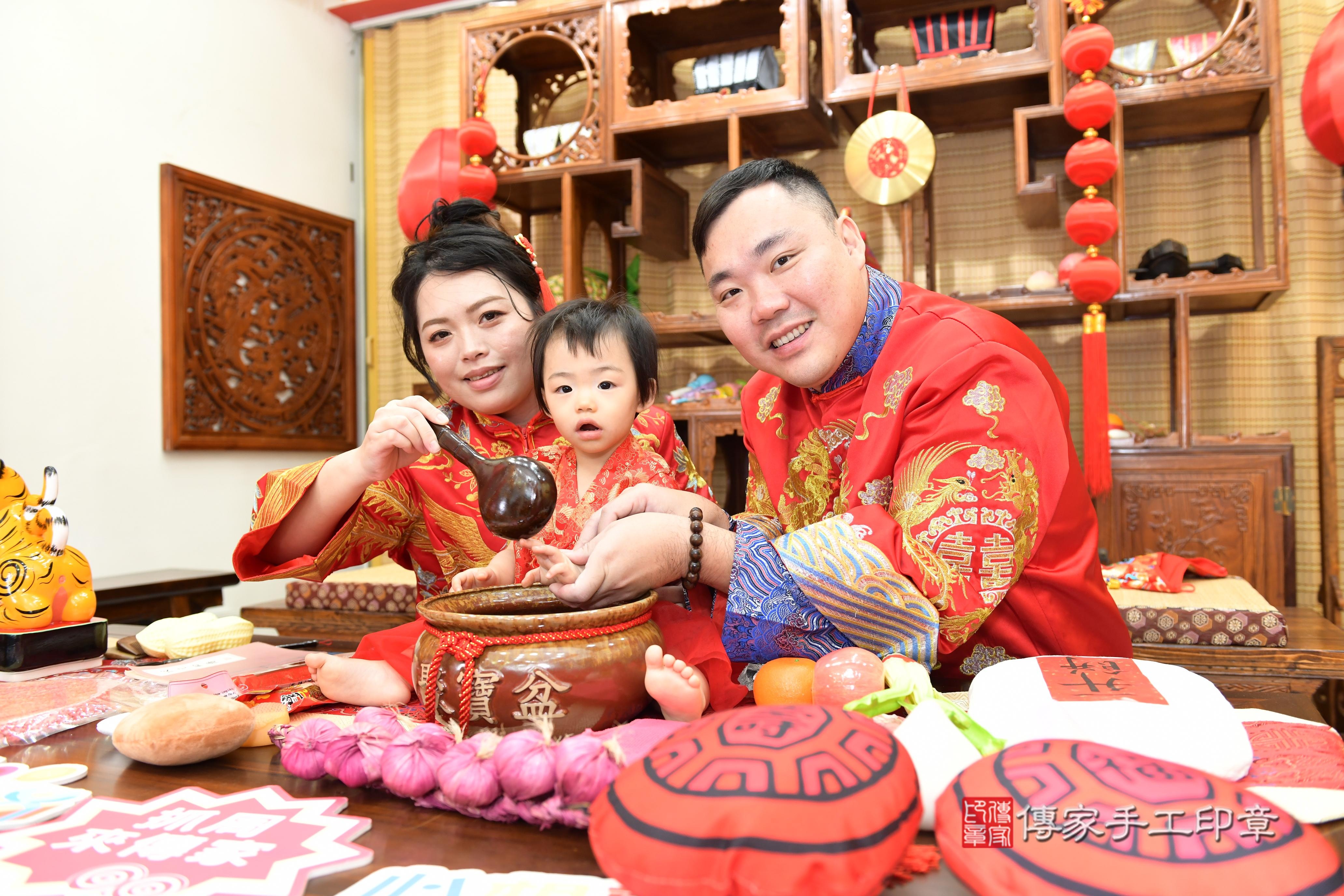 傳家手工印章台南店、抓周、度脺、美式風會場、傳家嬰兒古禮、吉祥話、抓周道具物品24種、拍照。抓周證書。寶寶抓周、滿周歲、生日快樂、祝福 傳家手工印章台南店、抓周、度脺、美式風會場、傳家嬰兒古禮、吉祥話、抓周道具物品24種、拍照。抓周證書。寶寶抓周、滿周歲、生日快樂、祝福