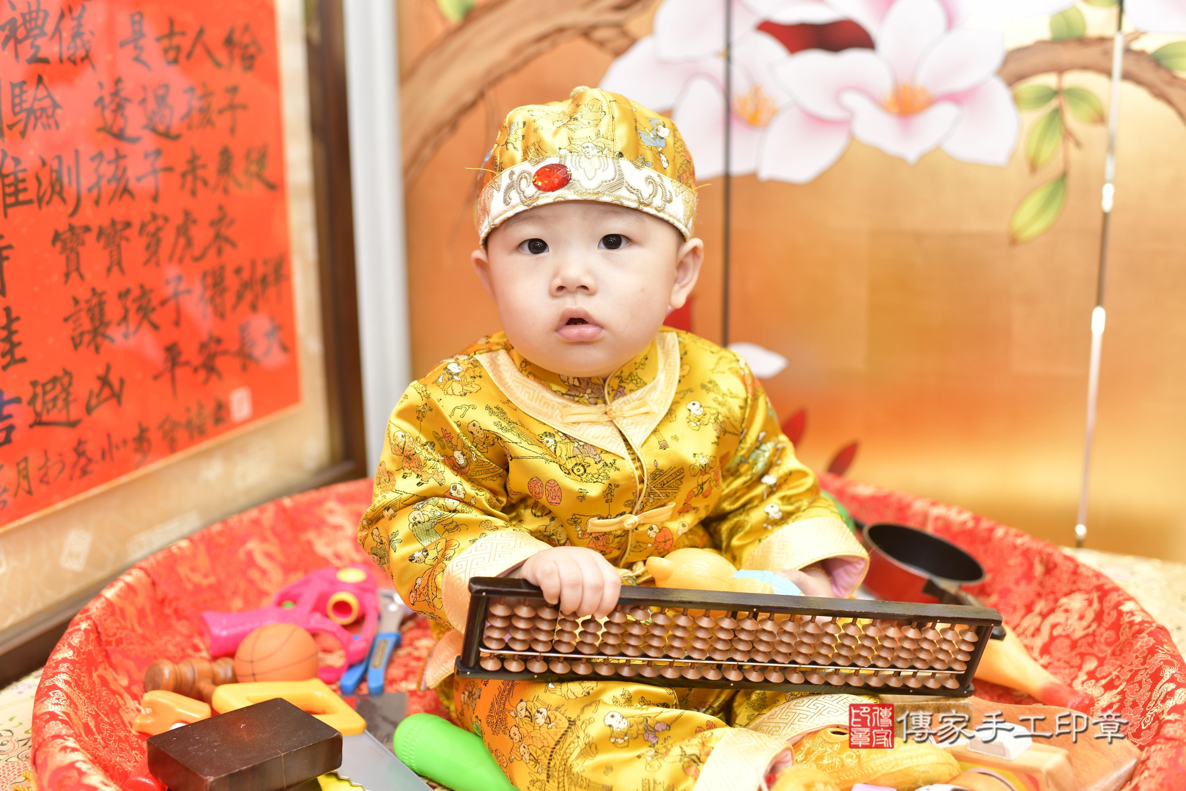 傳家手工印章新竹店、抓周、度脺、中國風會場、傳家嬰兒古禮、吉祥話、抓周道具物品24種、拍照。抓周證書。寶寶抓周、滿周歲、生日快樂、祝福
