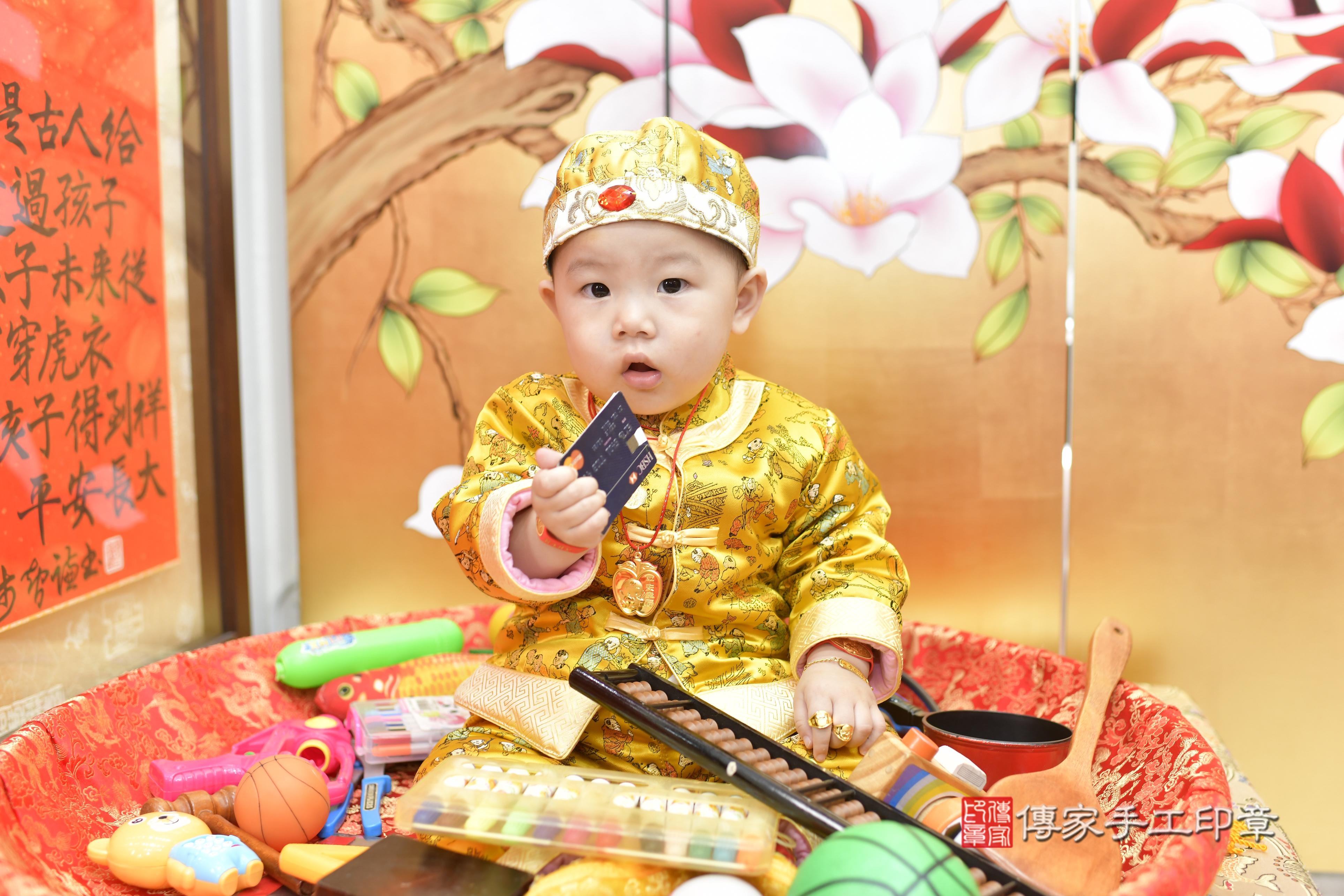 傳家手工印章新竹店、抓周、度脺、中國風會場、傳家嬰兒古禮、吉祥話、抓周道具物品24種、拍照。抓周證書。寶寶抓周、滿周歲、生日快樂、祝福