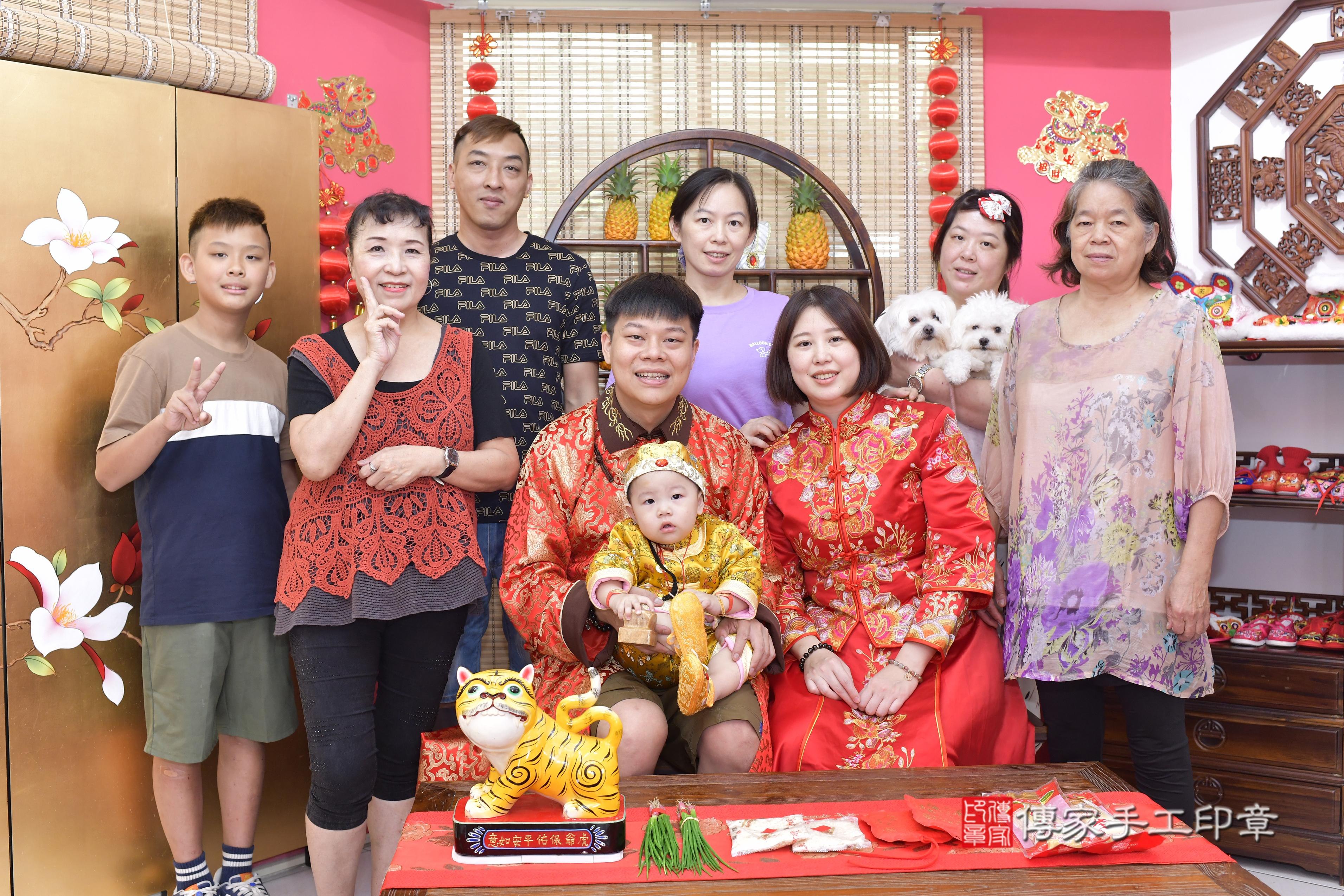 傳家手工印章新竹店、抓周、度脺、中國風會場、傳家嬰兒古禮、吉祥話、抓周道具物品24種、拍照。抓周證書。寶寶抓周、滿周歲、生日快樂、祝福