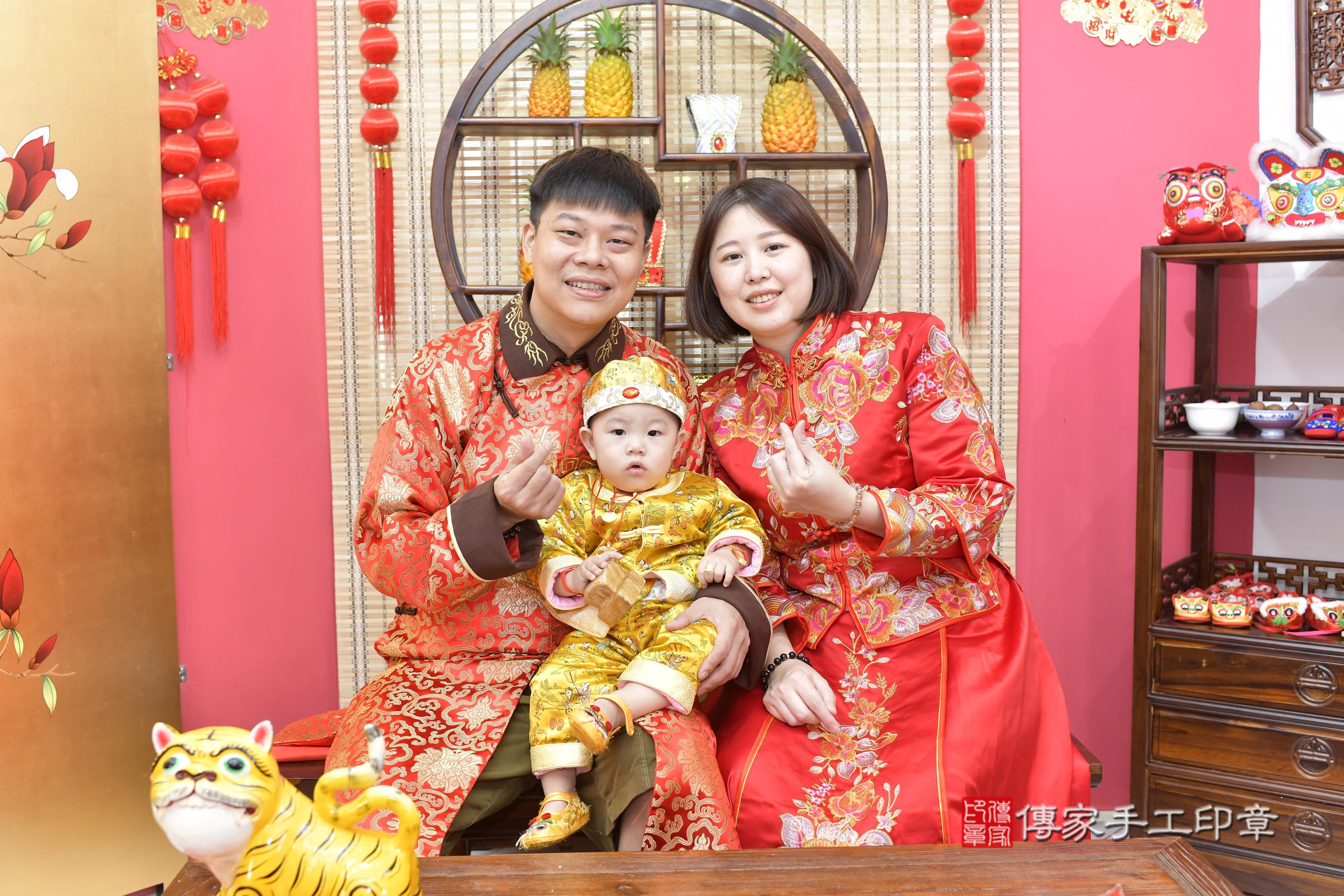 傳家手工印章新竹店、抓周、度脺、中國風會場、傳家嬰兒古禮、吉祥話、抓周道具物品24種、拍照。抓周證書。寶寶抓周、滿周歲、生日快樂、祝福