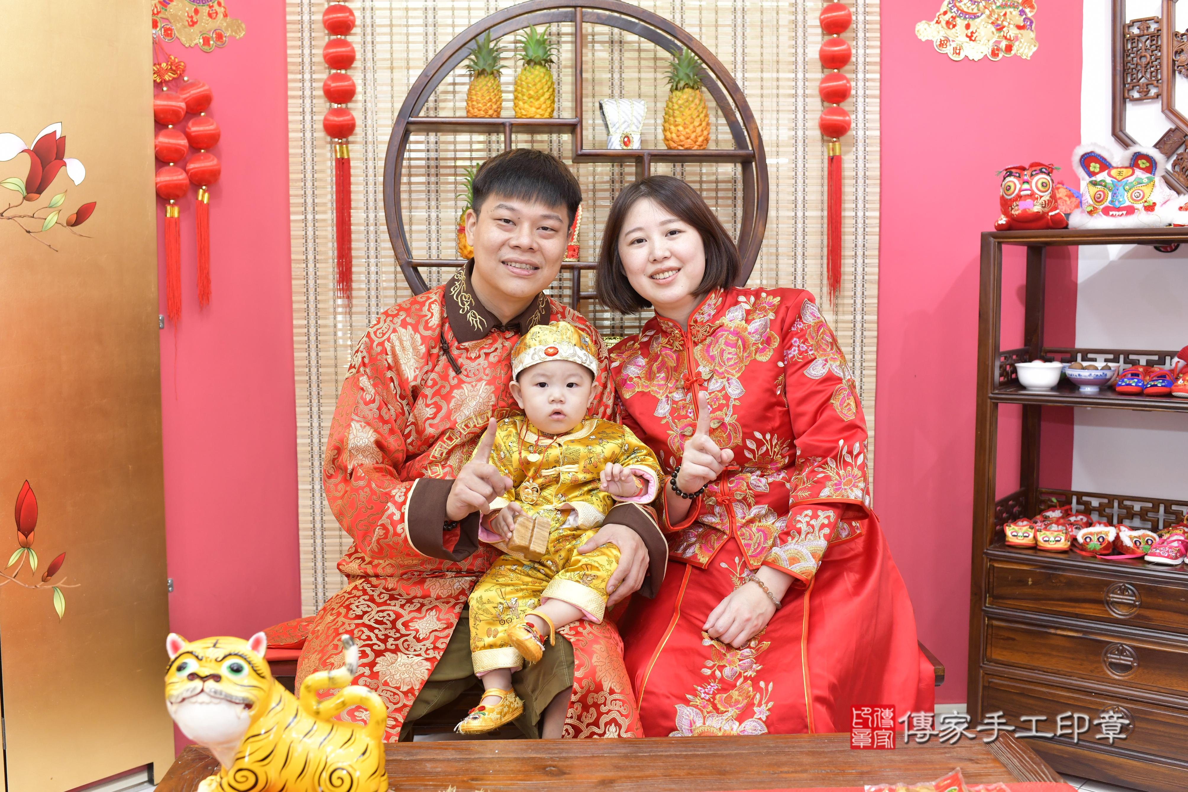 傳家手工印章新竹店、抓周、度脺、中國風會場、傳家嬰兒古禮、吉祥話、抓周道具物品24種、拍照。抓周證書。寶寶抓周、滿周歲、生日快樂、祝福