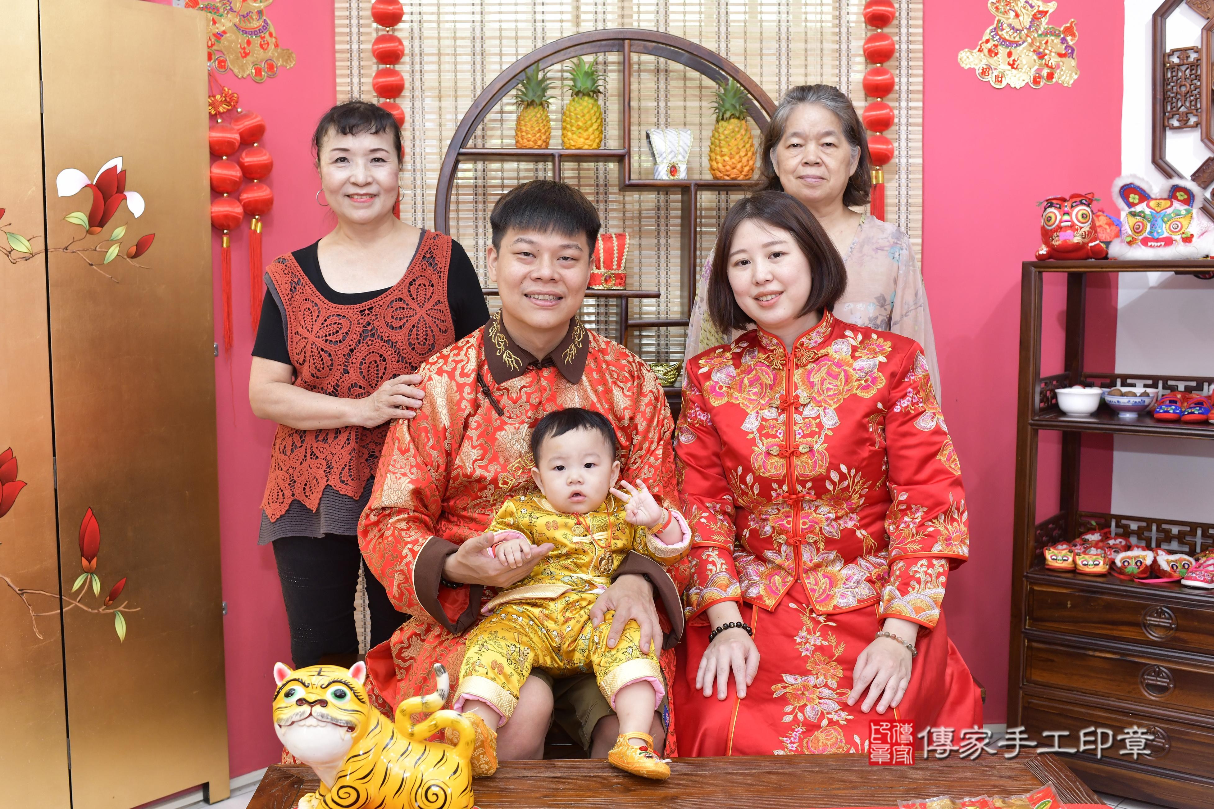 傳家手工印章新竹店、抓周、度脺、中國風會場、傳家嬰兒古禮、吉祥話、抓周道具物品24種、拍照。抓周證書。寶寶抓周、滿周歲、生日快樂、祝福