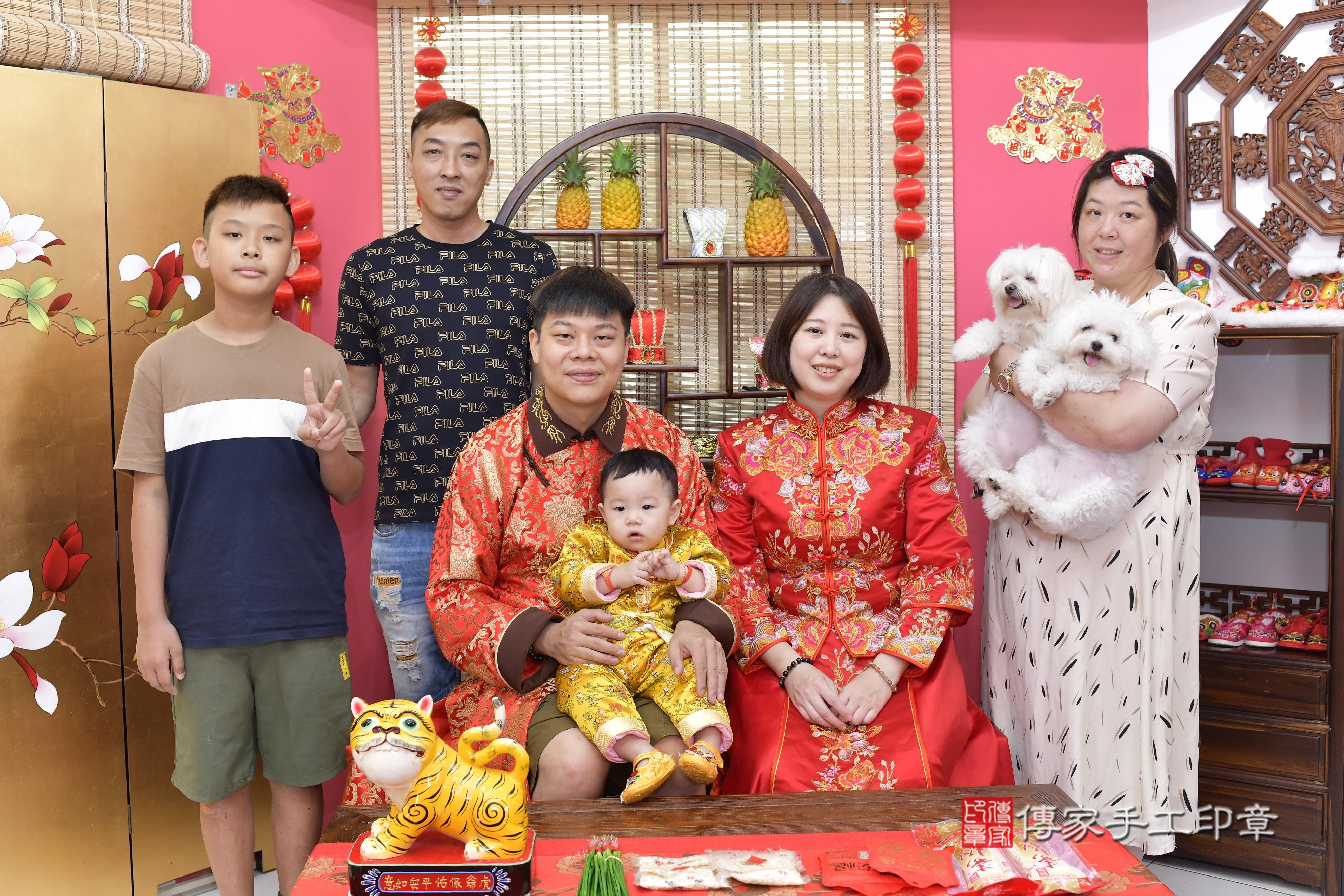 傳家手工印章新竹店、抓周、度脺、中國風會場、傳家嬰兒古禮、吉祥話、抓周道具物品24種、拍照。抓周證書。寶寶抓周、滿周歲、生日快樂、祝福