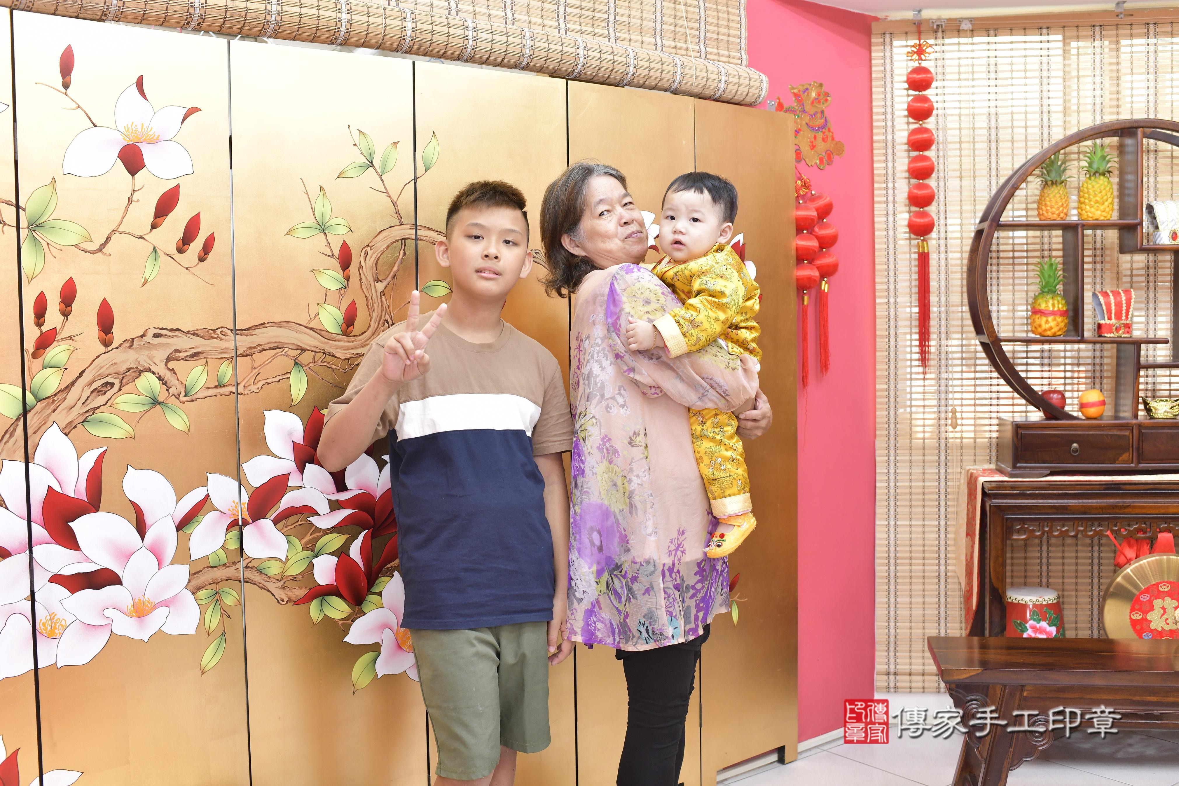 傳家手工印章新竹店、抓周、度脺、中國風會場、傳家嬰兒古禮、吉祥話、抓周道具物品24種、拍照。抓周證書。寶寶抓周、滿周歲、生日快樂、祝福