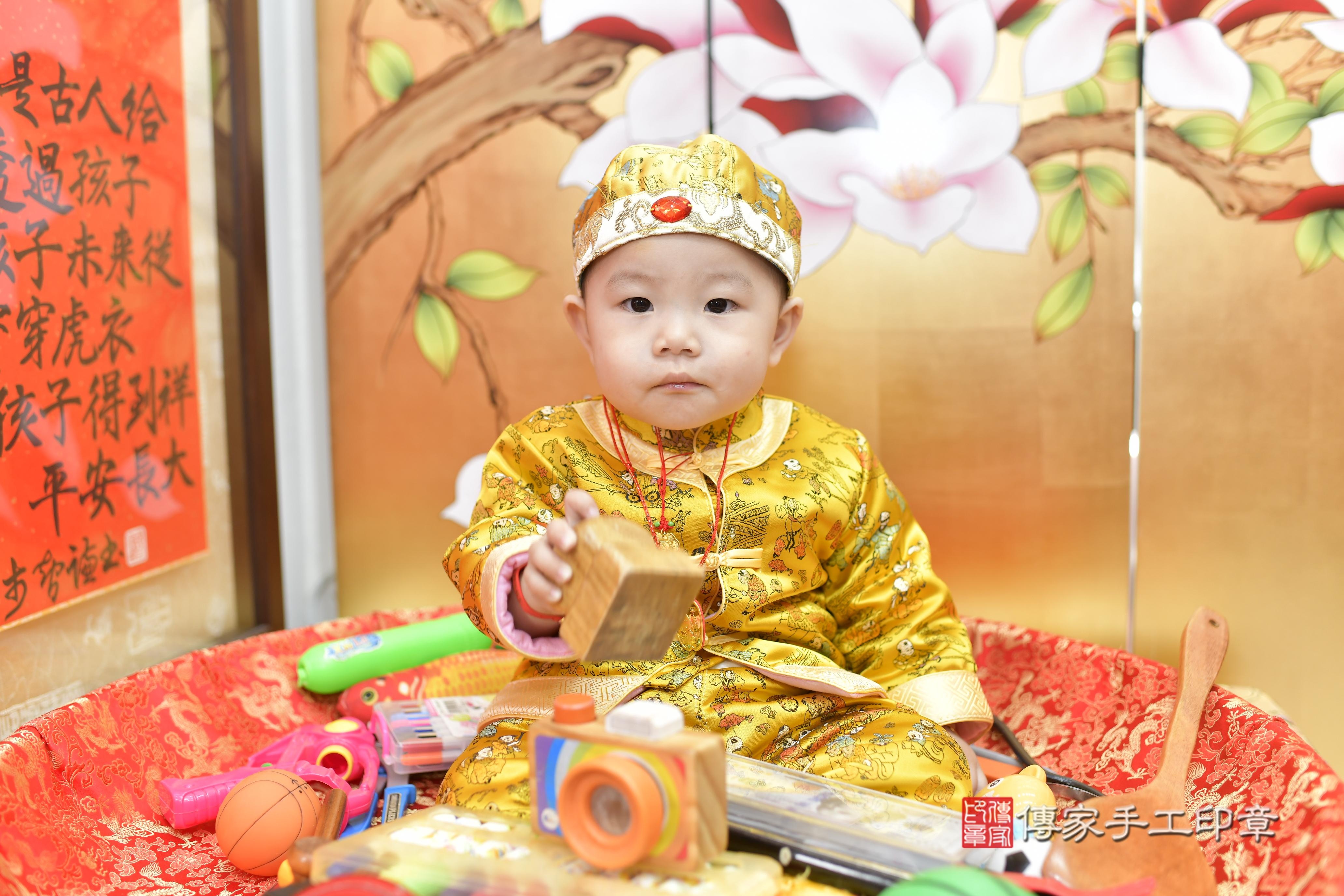 傳家手工印章新竹店、抓周、度脺、中國風會場、傳家嬰兒古禮、吉祥話、抓周道具物品24種、拍照。抓周證書。寶寶抓周、滿周歲、生日快樂、祝福