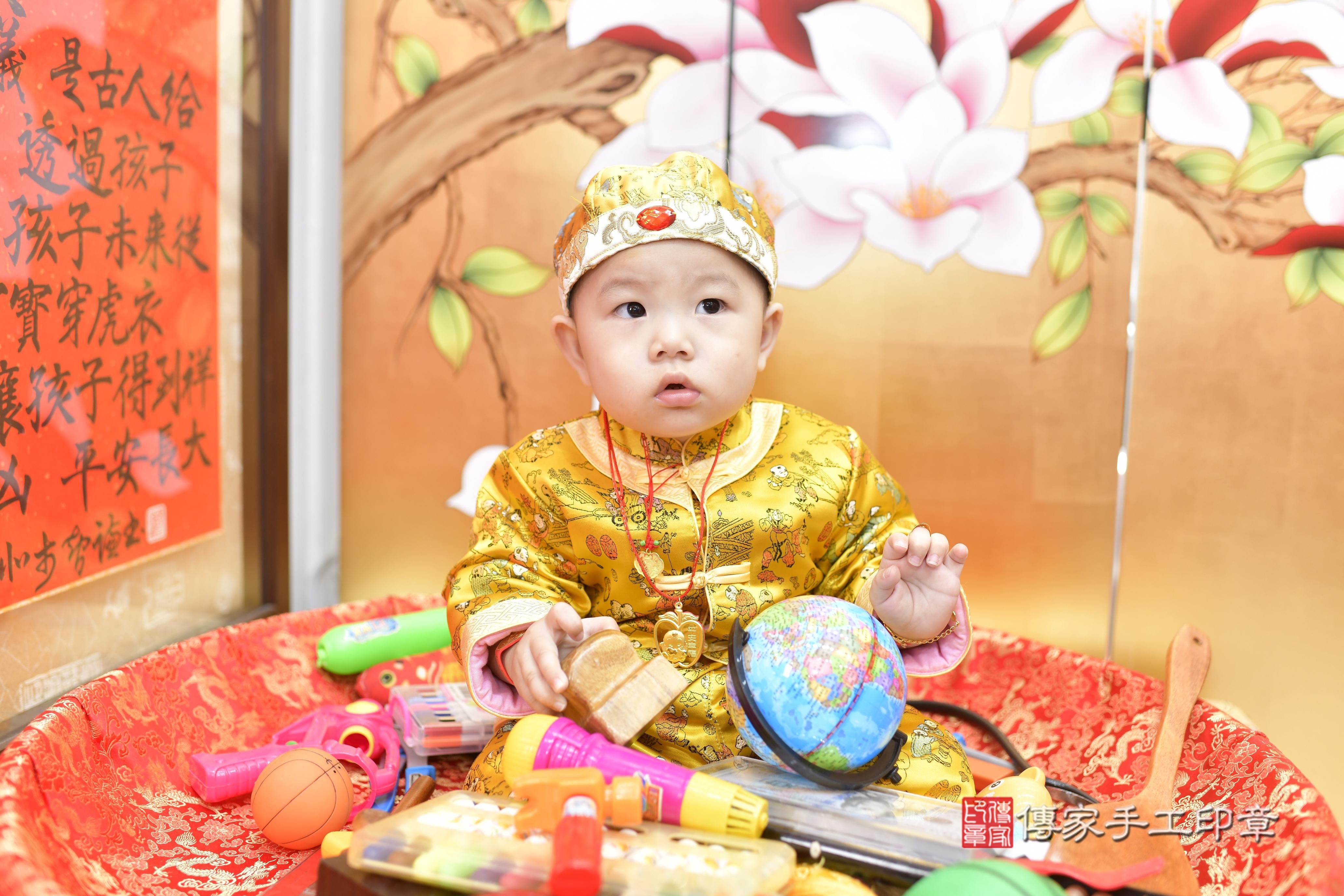 傳家手工印章新竹店、抓周、度脺、中國風會場、傳家嬰兒古禮、吉祥話、抓周道具物品24種、拍照。抓周證書。寶寶抓周、滿周歲、生日快樂、祝福