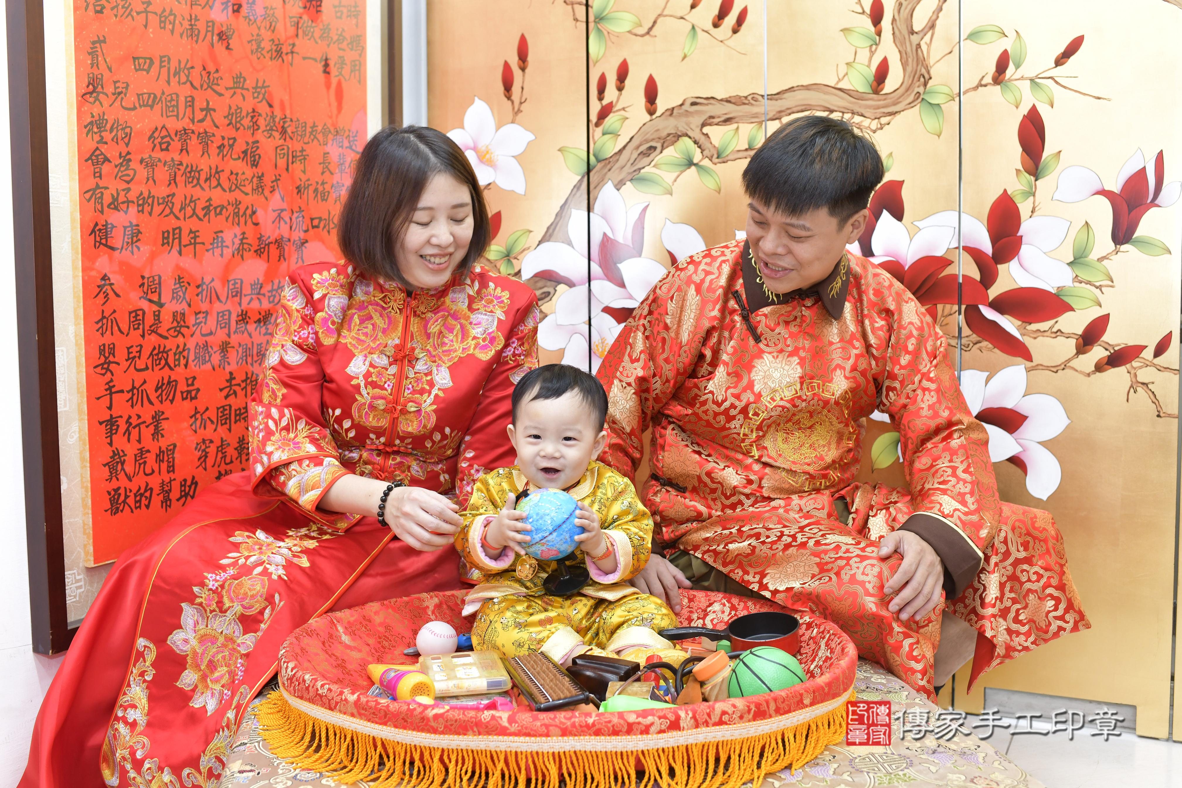 傳家手工印章新竹店、抓周、度脺、中國風會場、傳家嬰兒古禮、吉祥話、抓周道具物品24種、拍照。抓周證書。寶寶抓周、滿周歲、生日快樂、祝福