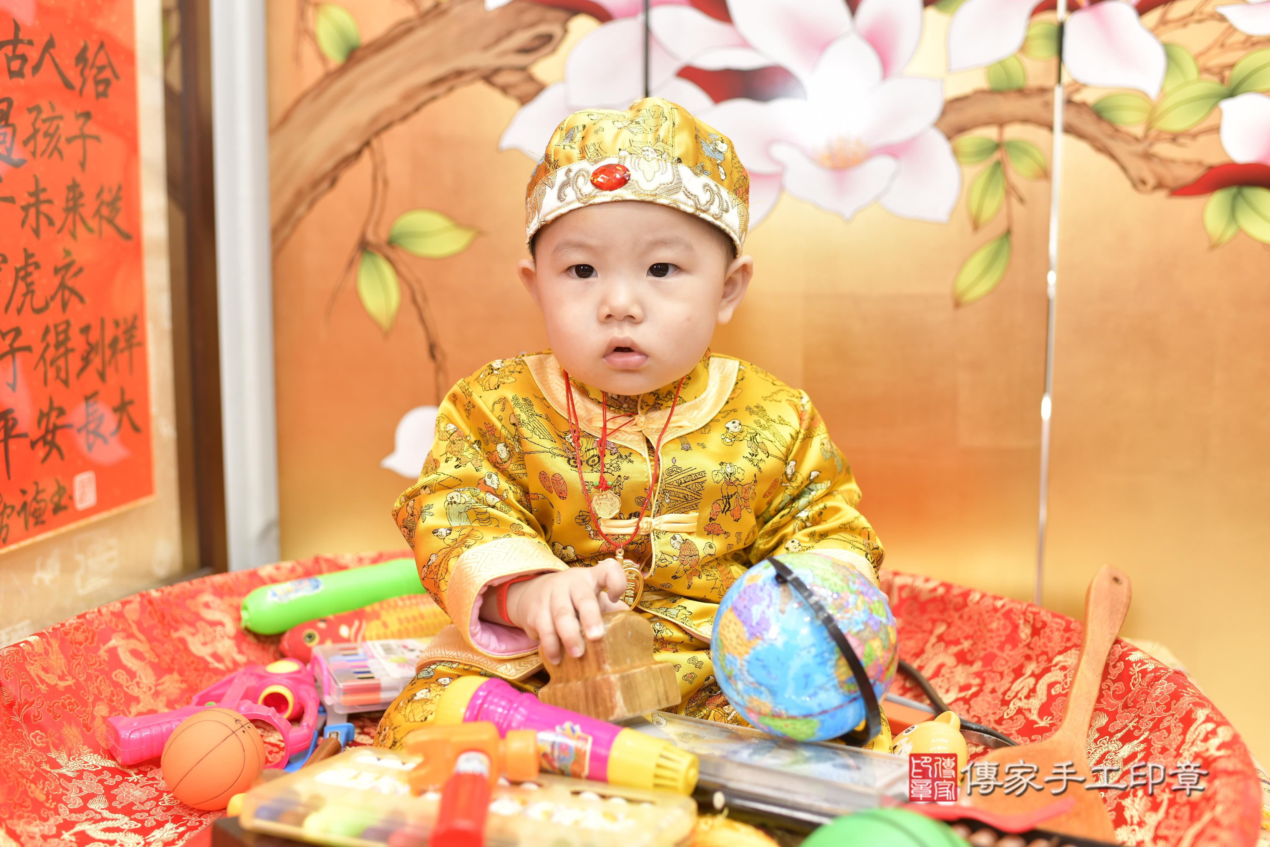 傳家手工印章新竹店、抓周、度脺、中國風會場、傳家嬰兒古禮、吉祥話、抓周道具物品24種、拍照。抓周證書。寶寶抓周、滿周歲、生日快樂、祝福