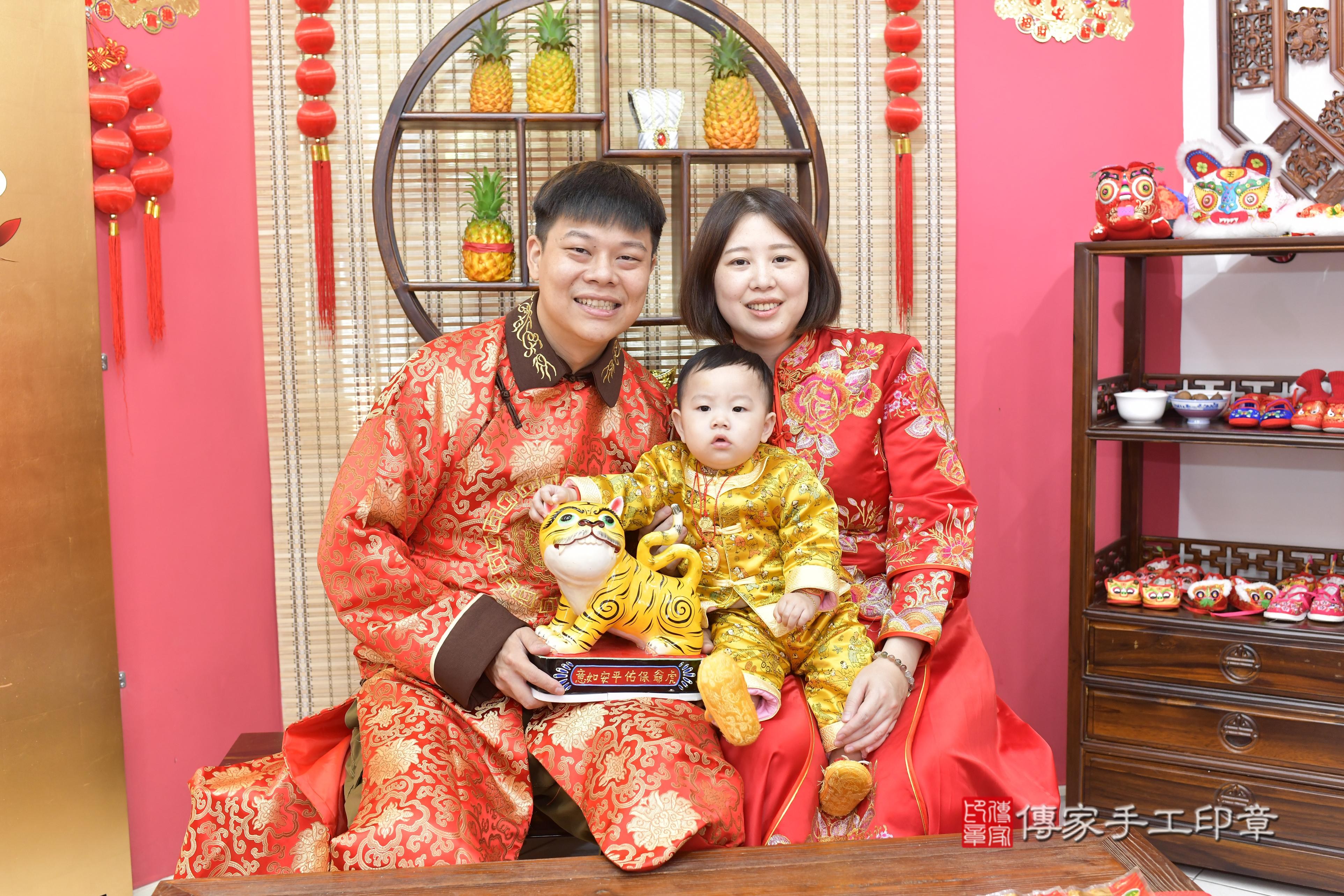 傳家手工印章新竹店、抓周、度脺、中國風會場、傳家嬰兒古禮、吉祥話、抓周道具物品24種、拍照。抓周證書。寶寶抓周、滿周歲、生日快樂、祝福