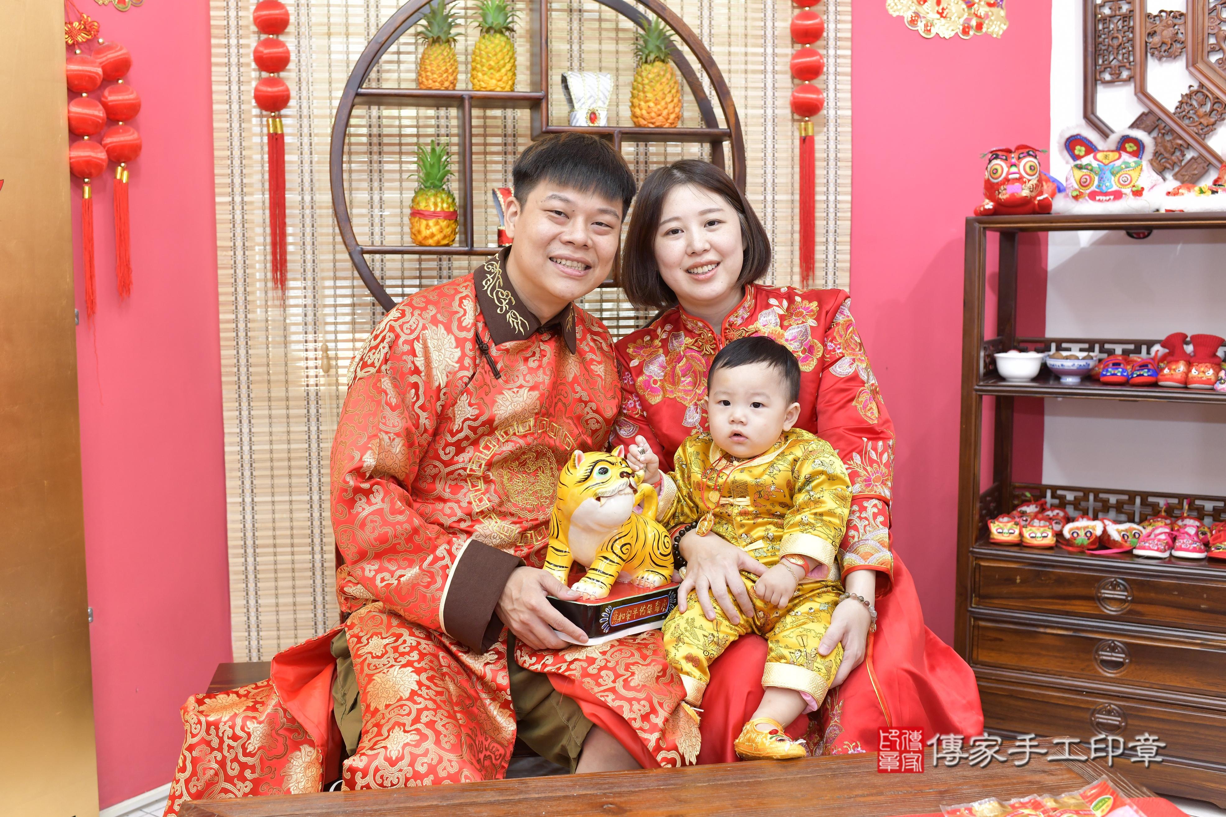 傳家手工印章新竹店、抓周、度脺、中國風會場、傳家嬰兒古禮、吉祥話、抓周道具物品24種、拍照。抓周證書。寶寶抓周、滿周歲、生日快樂、祝福