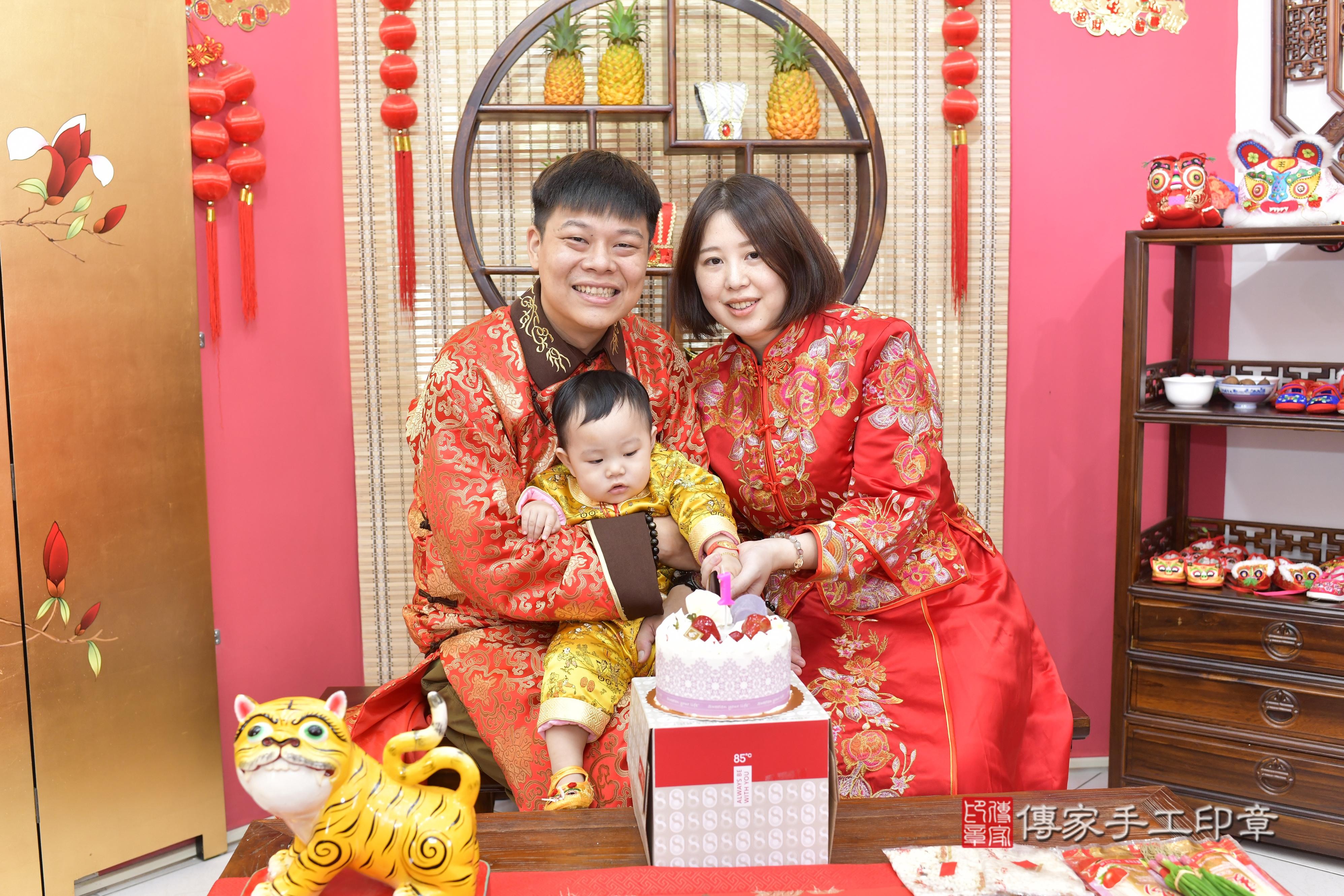 傳家手工印章新竹店、抓周、度脺、中國風會場、傳家嬰兒古禮、吉祥話、抓周道具物品24種、拍照。抓周證書。寶寶抓周、滿周歲、生日快樂、祝福