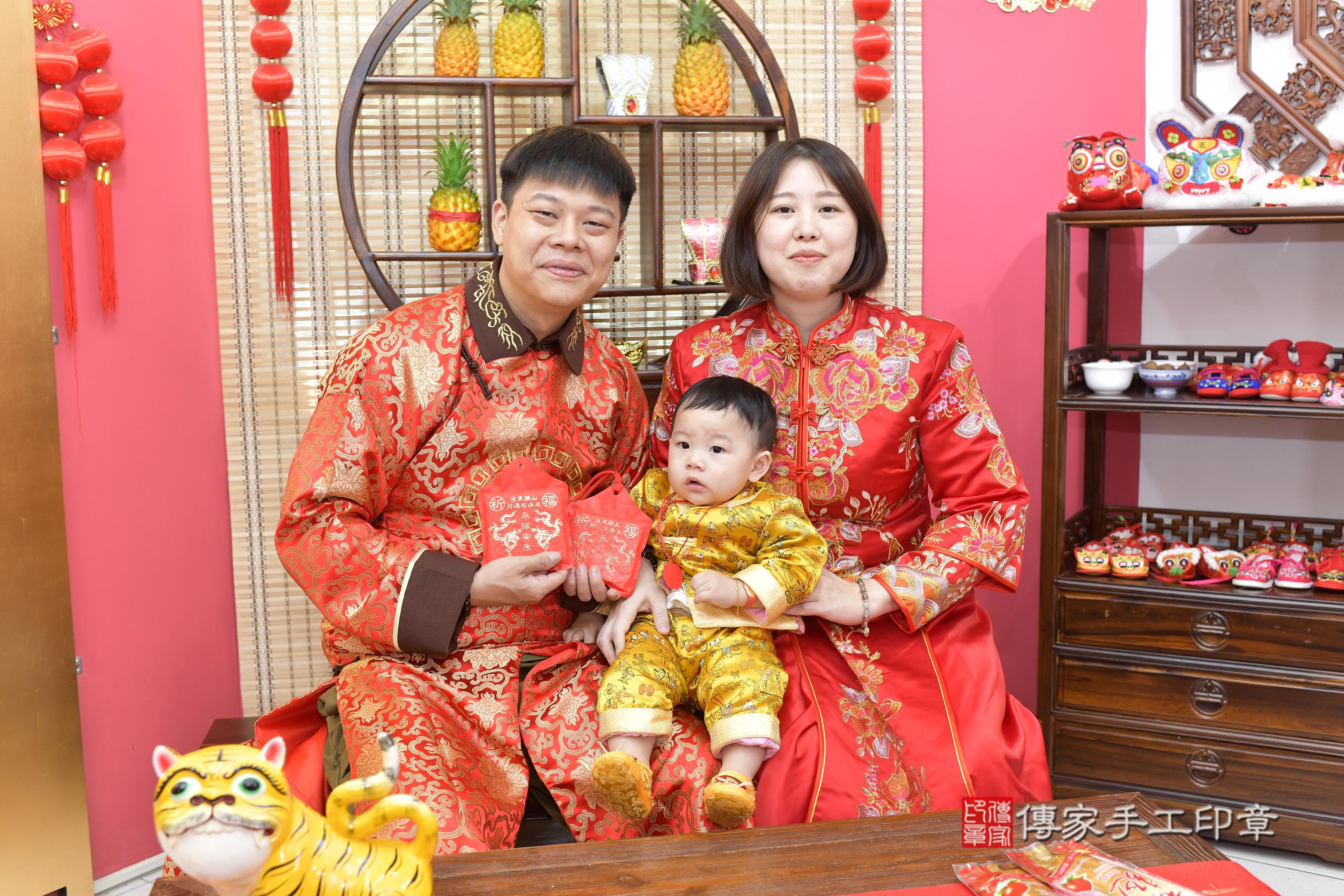 傳家手工印章新竹店、抓周、度脺、中國風會場、傳家嬰兒古禮、吉祥話、抓周道具物品24種、拍照。抓周證書。寶寶抓周、滿周歲、生日快樂、祝福