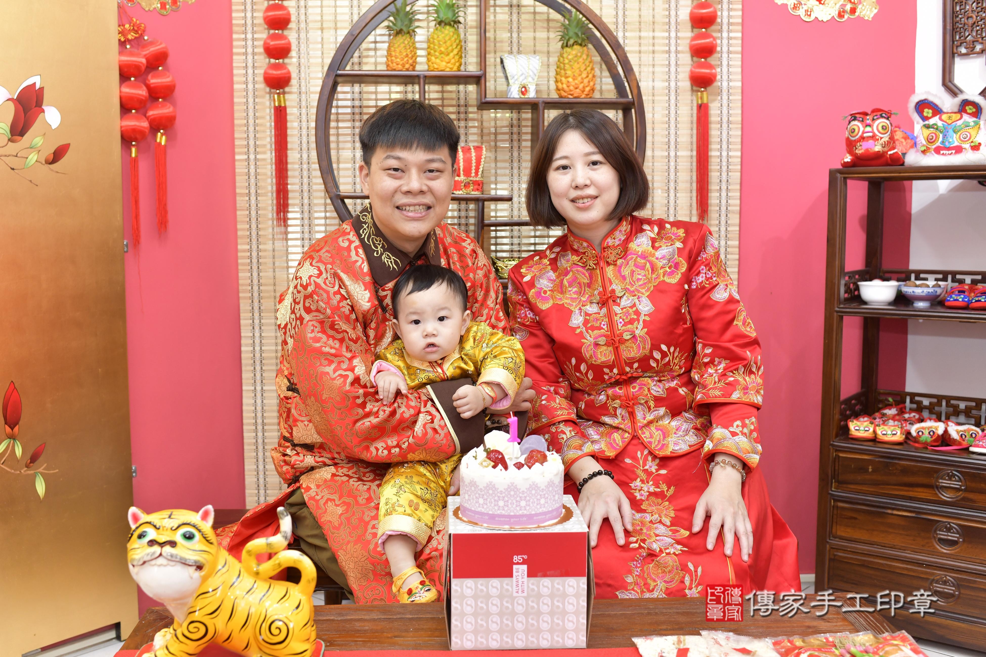 傳家手工印章新竹店、抓周、度脺、中國風會場、傳家嬰兒古禮、吉祥話、抓周道具物品24種、拍照。抓周證書。寶寶抓周、滿周歲、生日快樂、祝福