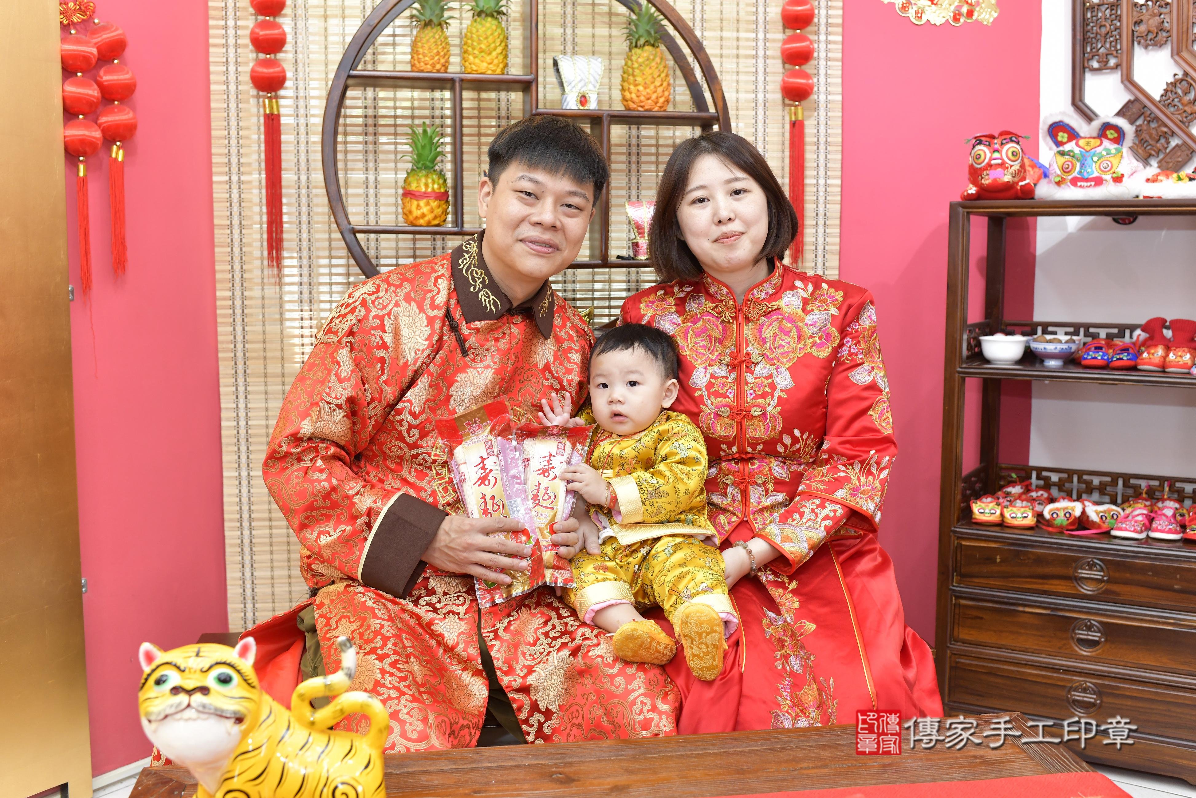 傳家手工印章新竹店、抓周、度脺、中國風會場、傳家嬰兒古禮、吉祥話、抓周道具物品24種、拍照。抓周證書。寶寶抓周、滿周歲、生日快樂、祝福