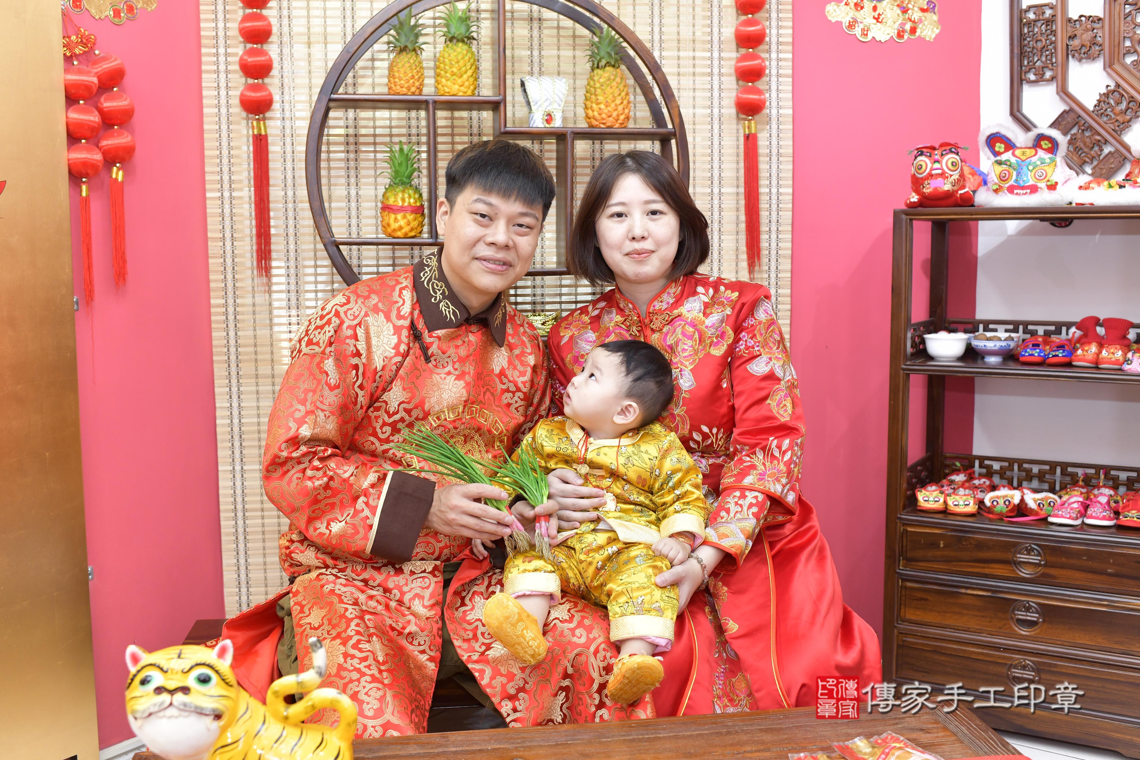 傳家手工印章新竹店、抓周、度脺、中國風會場、傳家嬰兒古禮、吉祥話、抓周道具物品24種、拍照。抓周證書。寶寶抓周、滿周歲、生日快樂、祝福