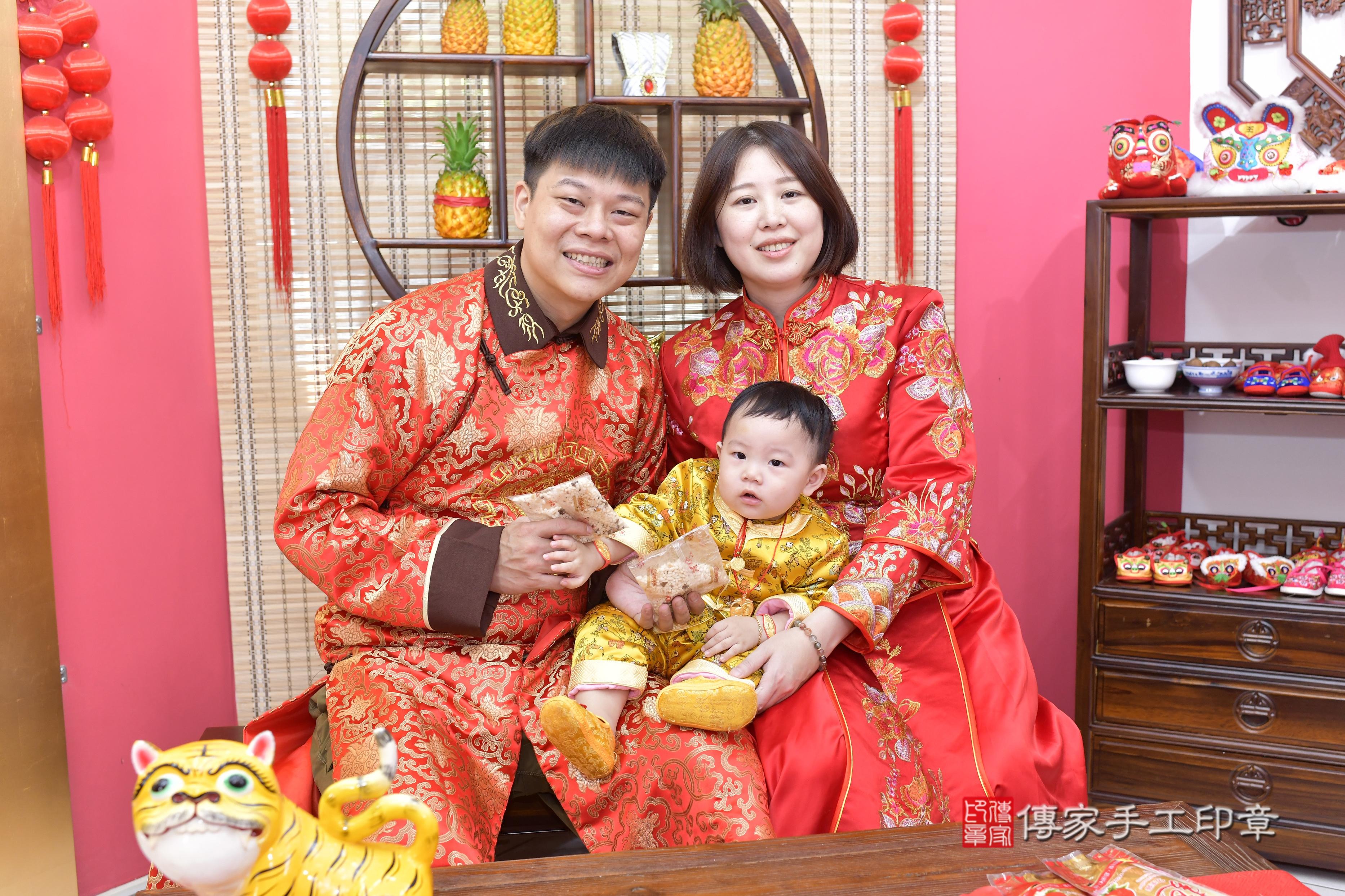 傳家手工印章新竹店、抓周、度脺、中國風會場、傳家嬰兒古禮、吉祥話、抓周道具物品24種、拍照。抓周證書。寶寶抓周、滿周歲、生日快樂、祝福