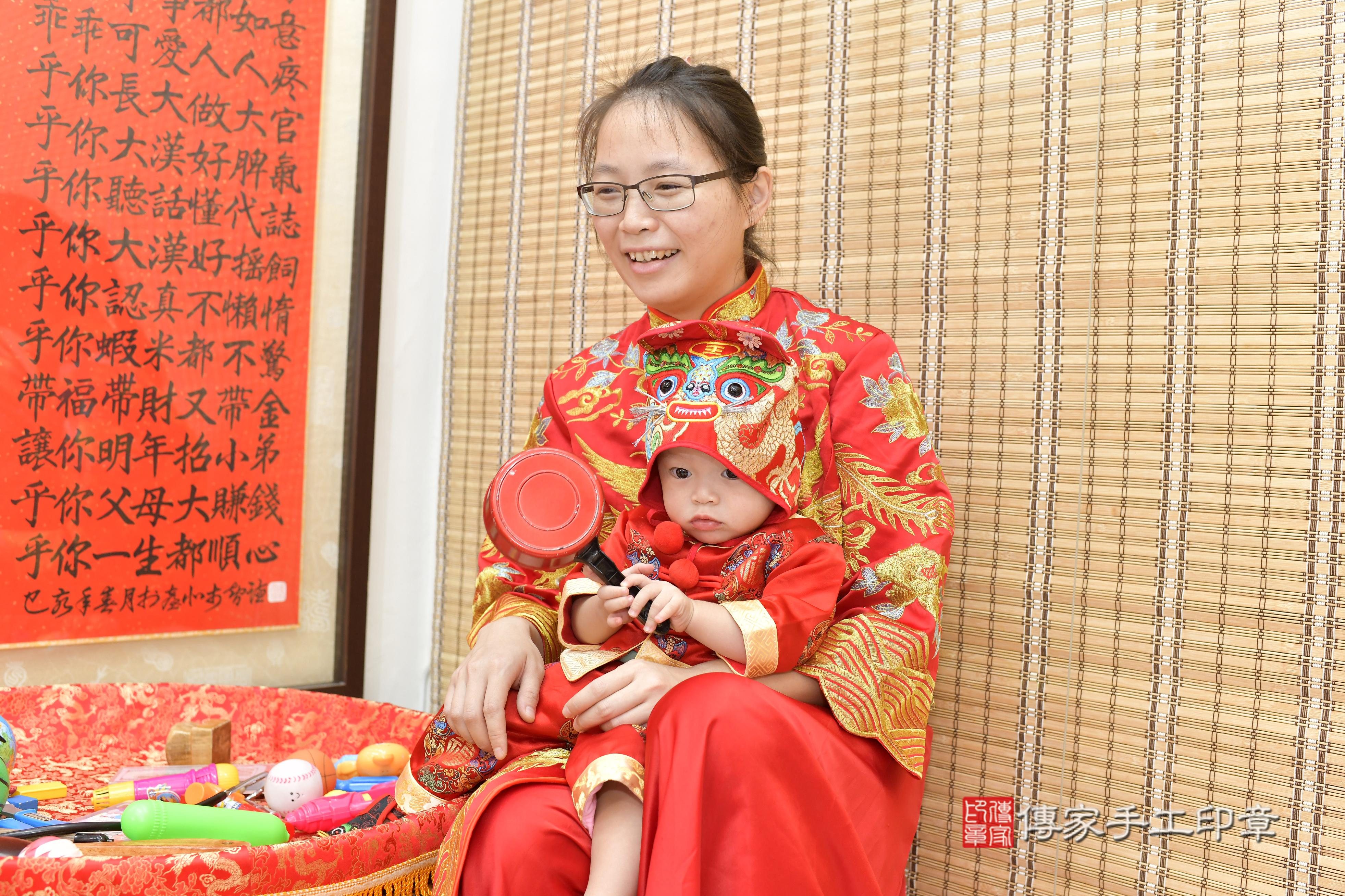 傳家手工印章新竹店、抓周、度脺、中國風會場、傳家嬰兒古禮、吉祥話、抓周道具物品24種、拍照。抓周證書。寶寶抓周、滿周歲、生日快樂、祝福