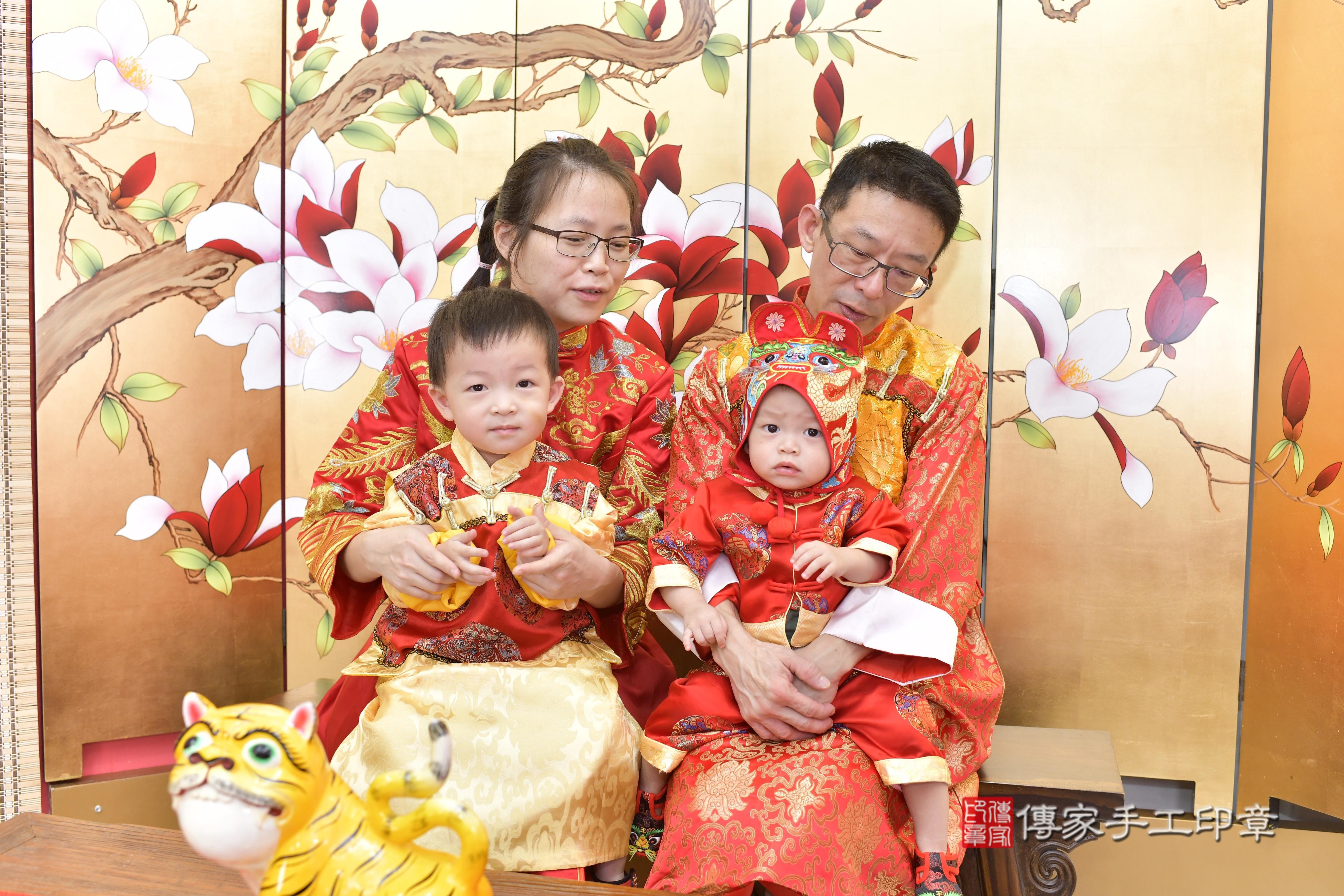 傳家手工印章新竹店、抓周、度脺、中國風會場、傳家嬰兒古禮、吉祥話、抓周道具物品24種、拍照。抓周證書。寶寶抓周、滿周歲、生日快樂、祝福