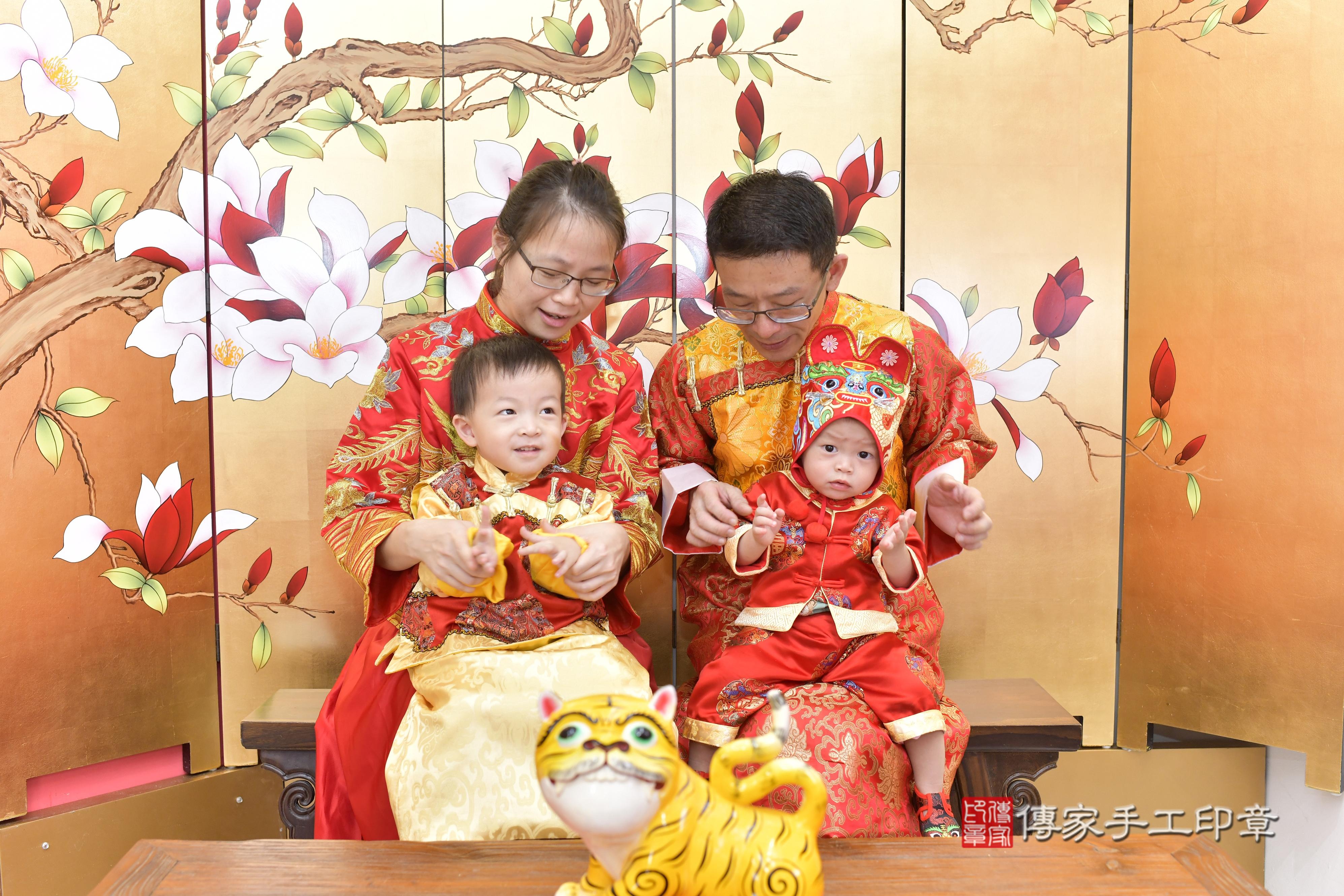 傳家手工印章新竹店、抓周、度脺、中國風會場、傳家嬰兒古禮、吉祥話、抓周道具物品24種、拍照。抓周證書。寶寶抓周、滿周歲、生日快樂、祝福