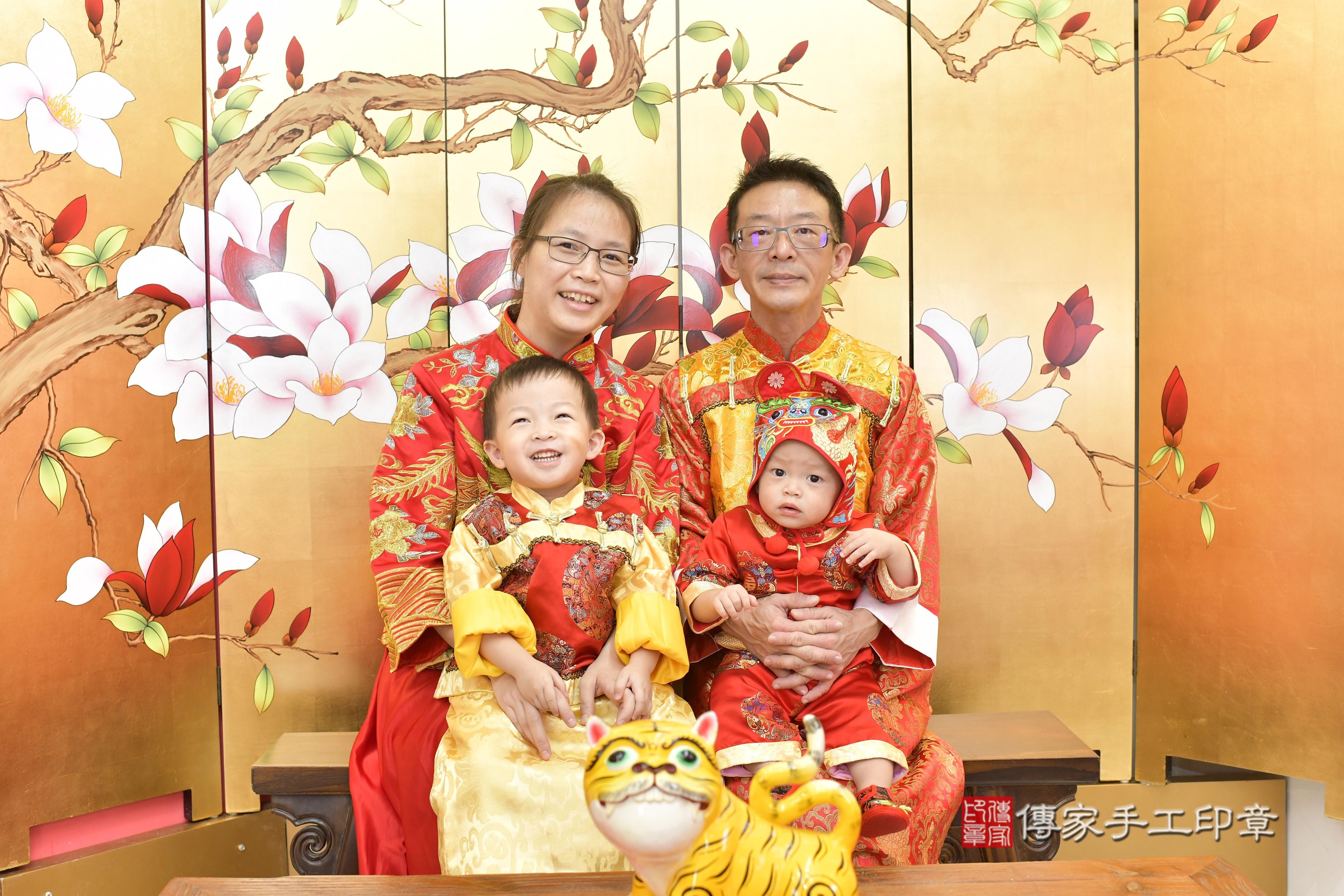 傳家手工印章新竹店、抓周、度脺、中國風會場、傳家嬰兒古禮、吉祥話、抓周道具物品24種、拍照。抓周證書。寶寶抓周、滿周歲、生日快樂、祝福