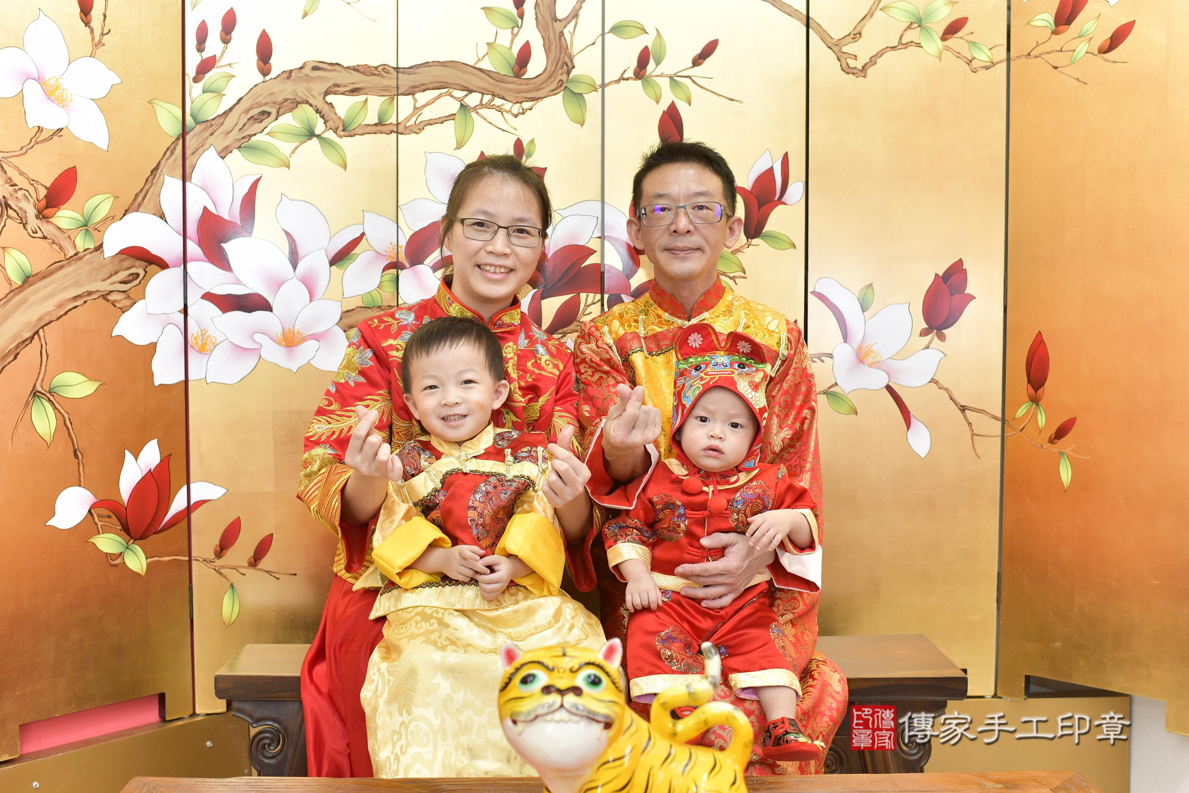 傳家手工印章新竹店、抓周、度脺、中國風會場、傳家嬰兒古禮、吉祥話、抓周道具物品24種、拍照。抓周證書。寶寶抓周、滿周歲、生日快樂、祝福