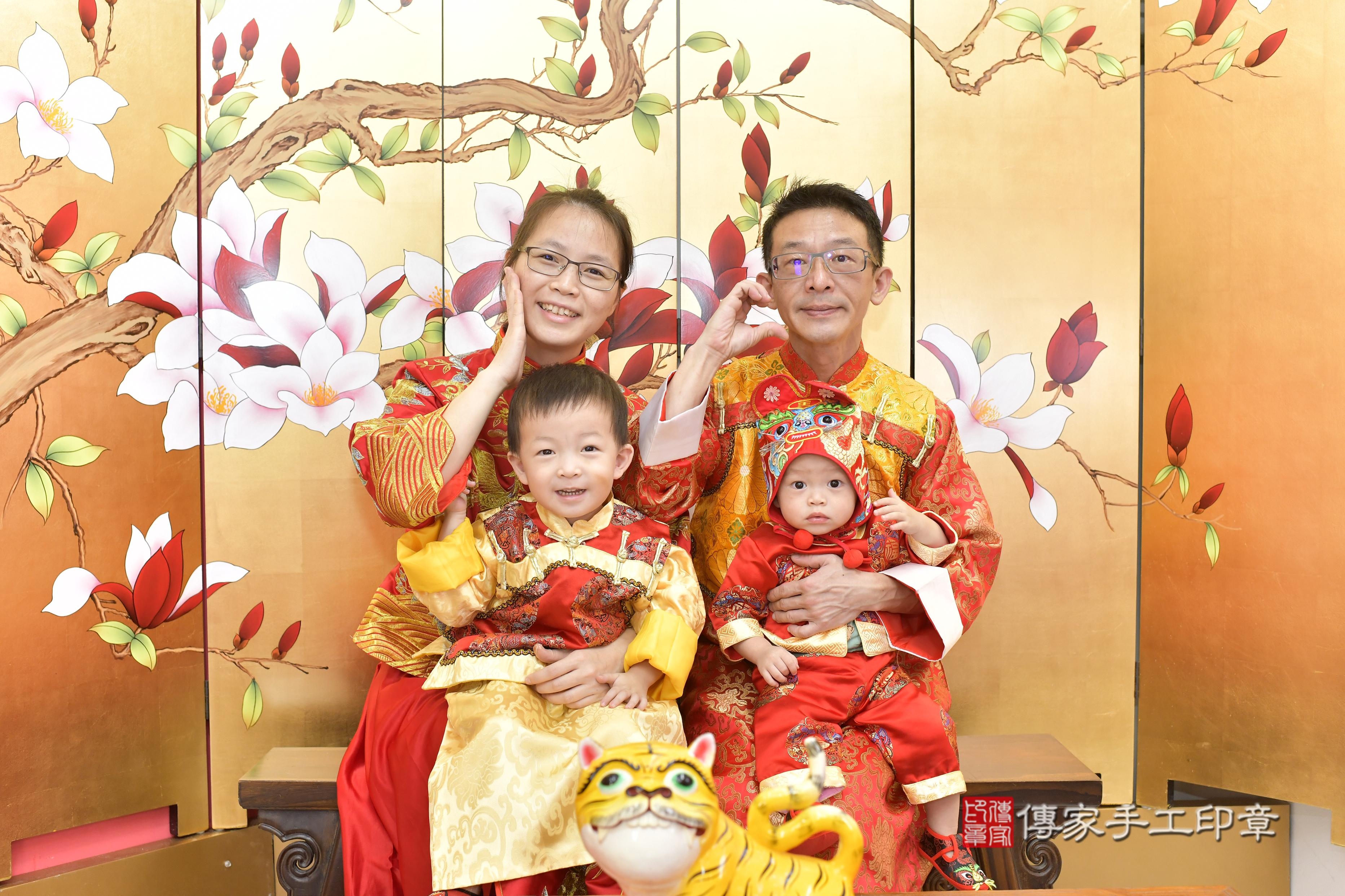 傳家手工印章新竹店、抓周、度脺、中國風會場、傳家嬰兒古禮、吉祥話、抓周道具物品24種、拍照。抓周證書。寶寶抓周、滿周歲、生日快樂、祝福