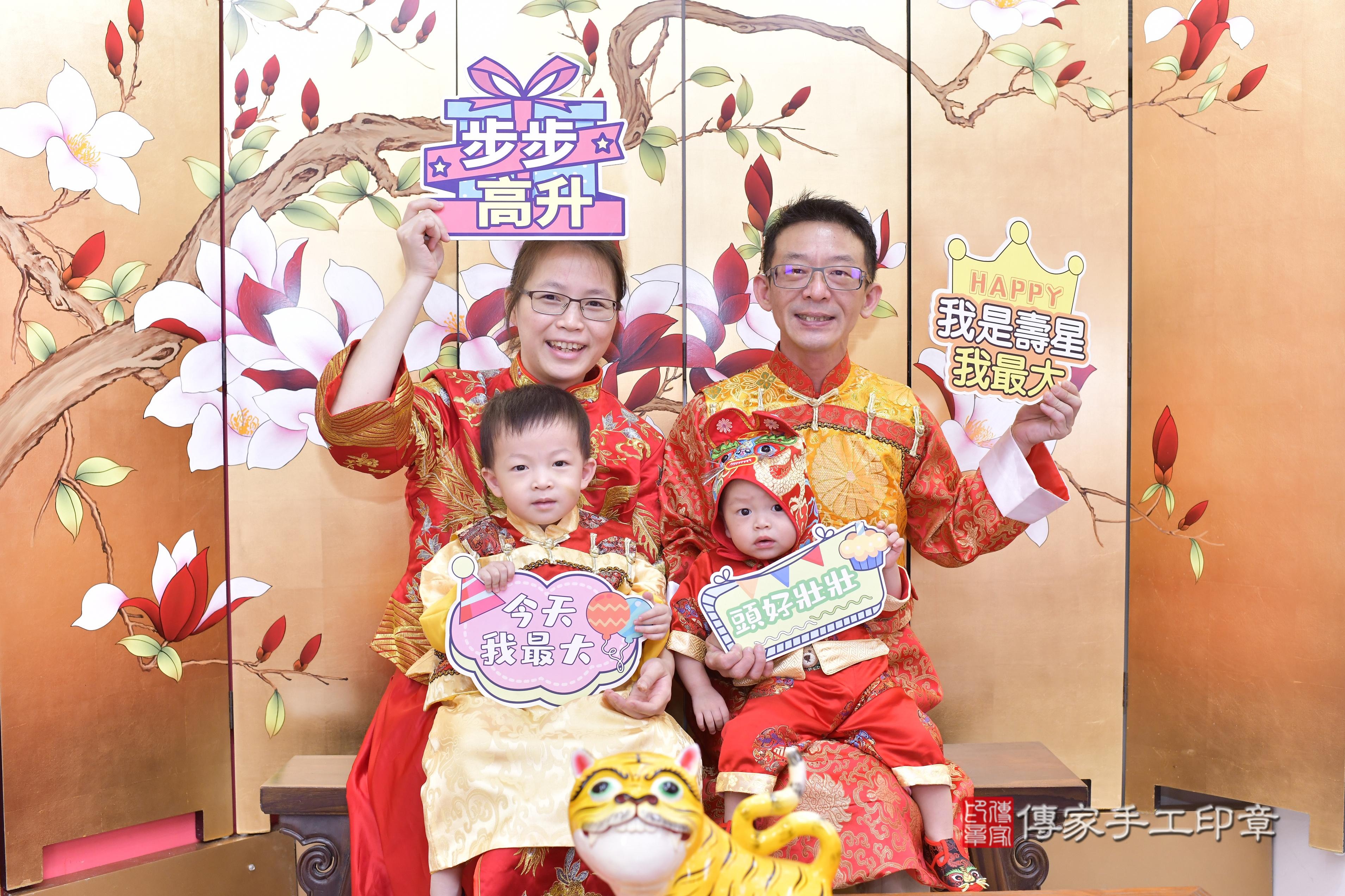 傳家手工印章新竹店、抓周、度脺、中國風會場、傳家嬰兒古禮、吉祥話、抓周道具物品24種、拍照。抓周證書。寶寶抓周、滿周歲、生日快樂、祝福