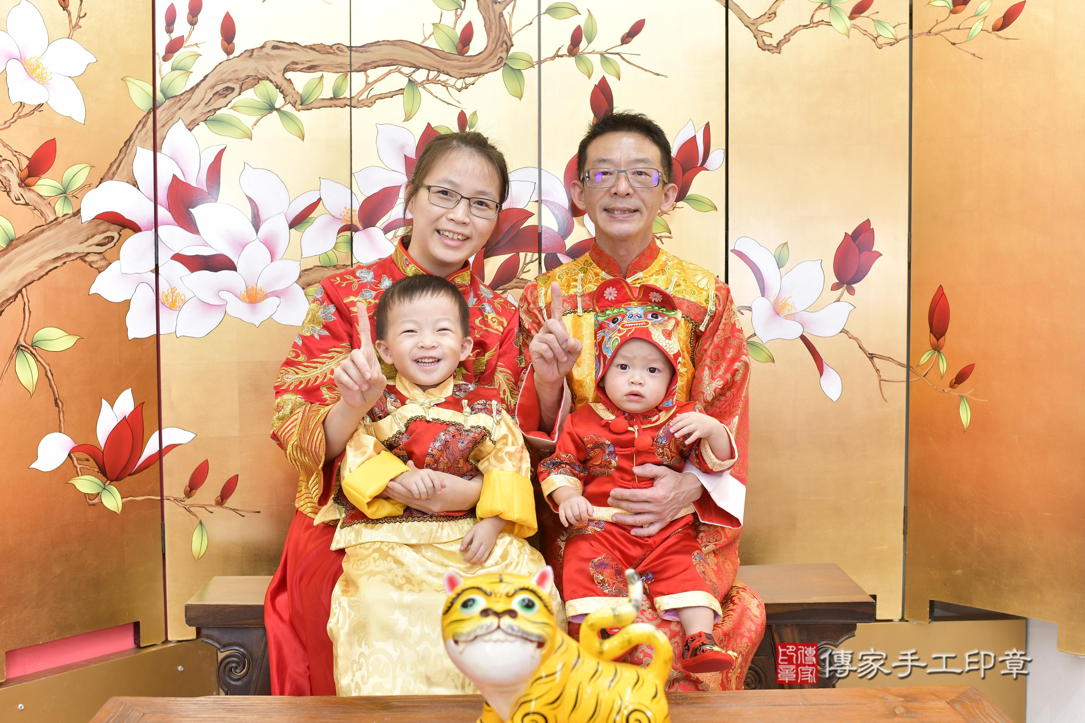 傳家手工印章新竹店、抓周、度脺、中國風會場、傳家嬰兒古禮、吉祥話、抓周道具物品24種、拍照。抓周證書。寶寶抓周、滿周歲、生日快樂、祝福