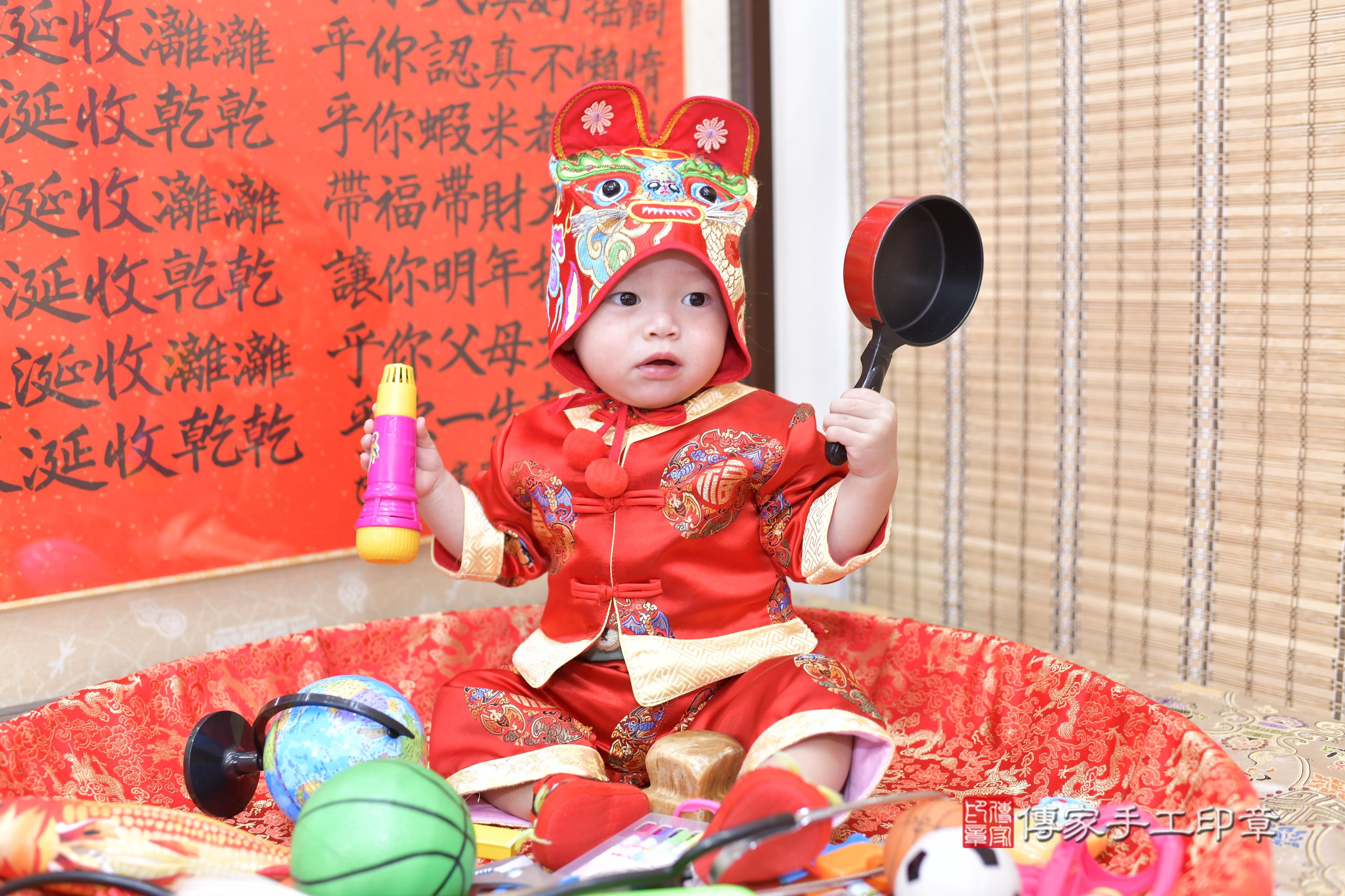 傳家手工印章新竹店、抓周、度脺、中國風會場、傳家嬰兒古禮、吉祥話、抓周道具物品24種、拍照。抓周證書。寶寶抓周、滿周歲、生日快樂、祝福