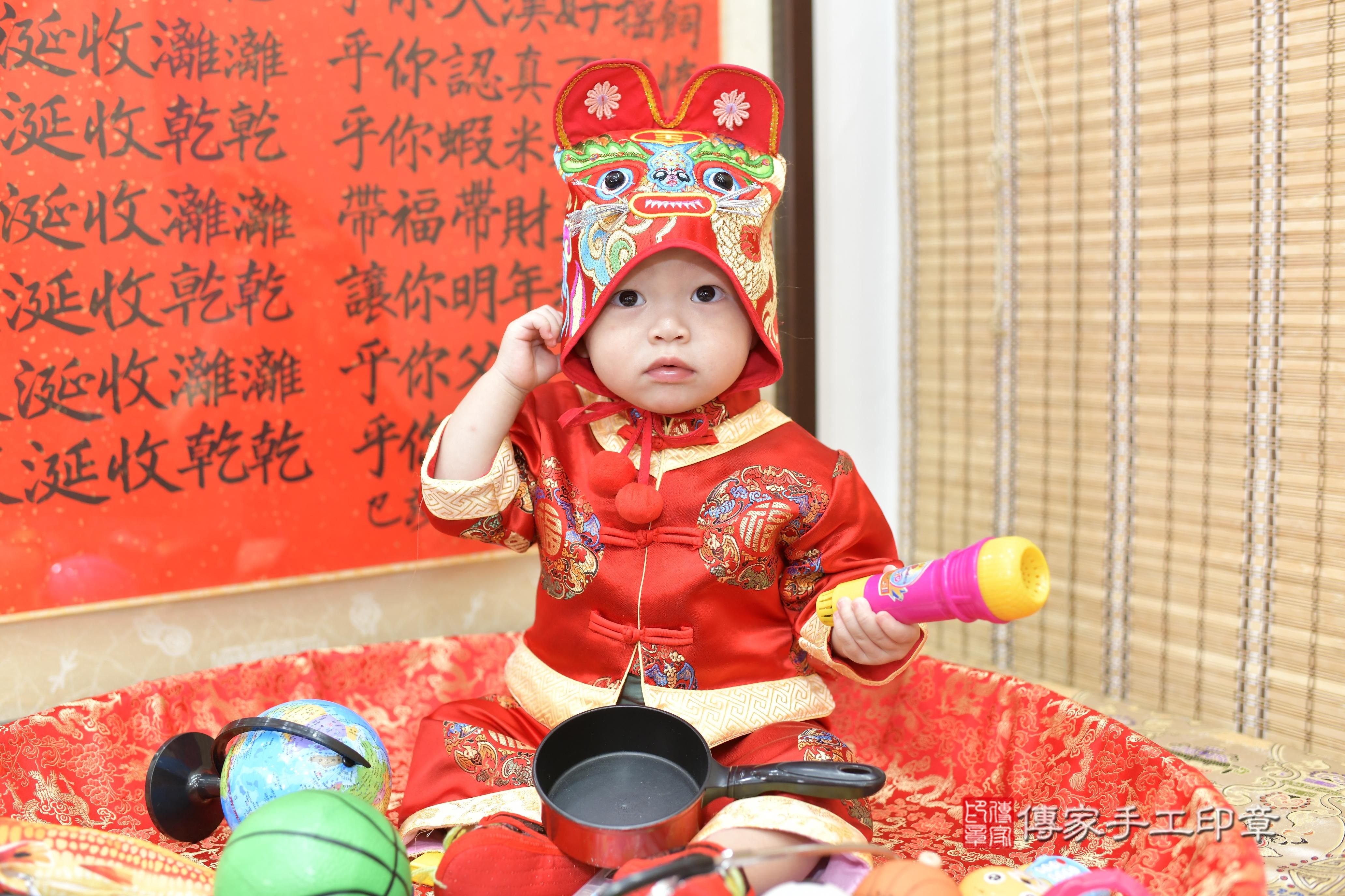 傳家手工印章新竹店、抓周、度脺、中國風會場、傳家嬰兒古禮、吉祥話、抓周道具物品24種、拍照。抓周證書。寶寶抓周、滿周歲、生日快樂、祝福