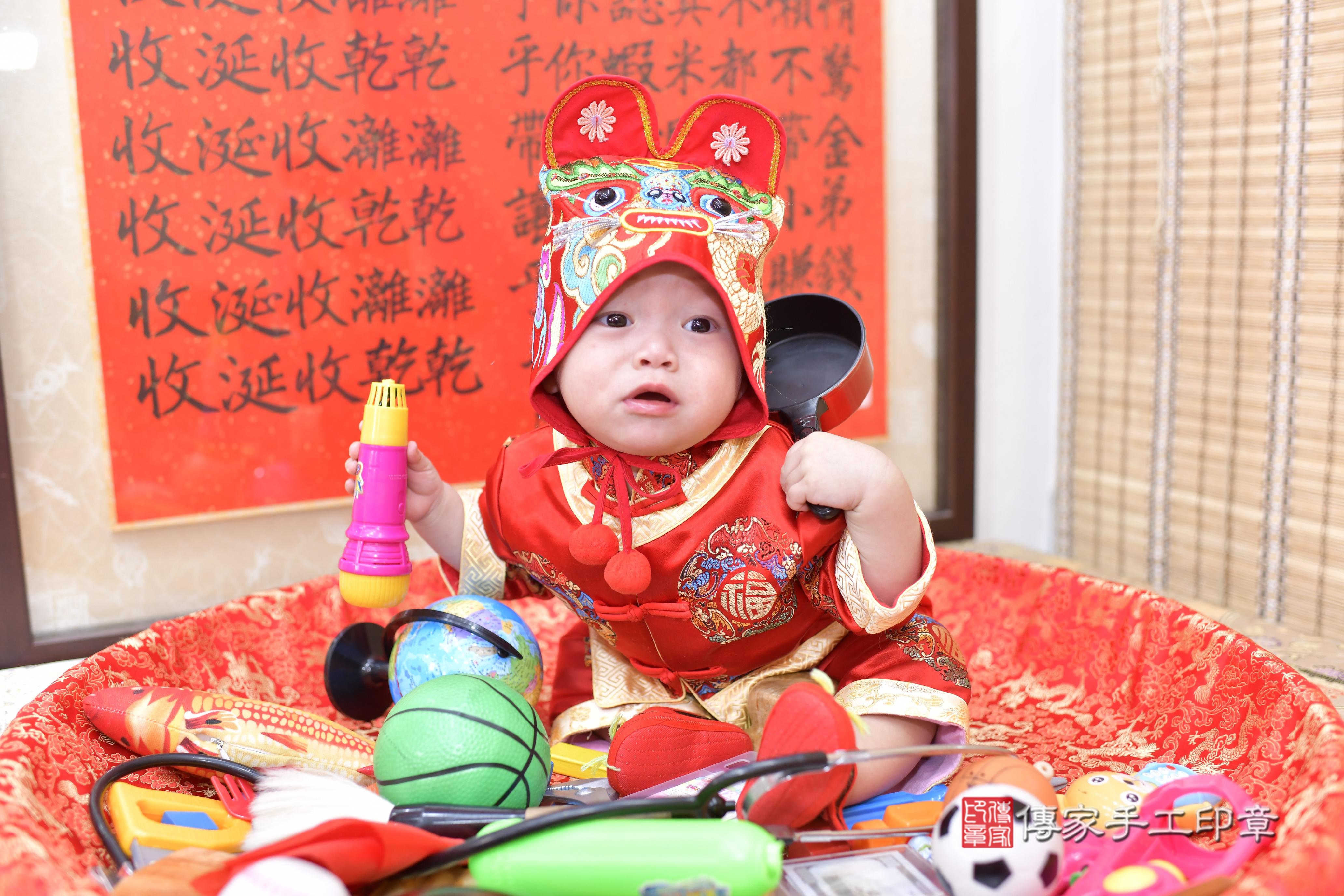 傳家手工印章新竹店、抓周、度脺、中國風會場、傳家嬰兒古禮、吉祥話、抓周道具物品24種、拍照。抓周證書。寶寶抓周、滿周歲、生日快樂、祝福