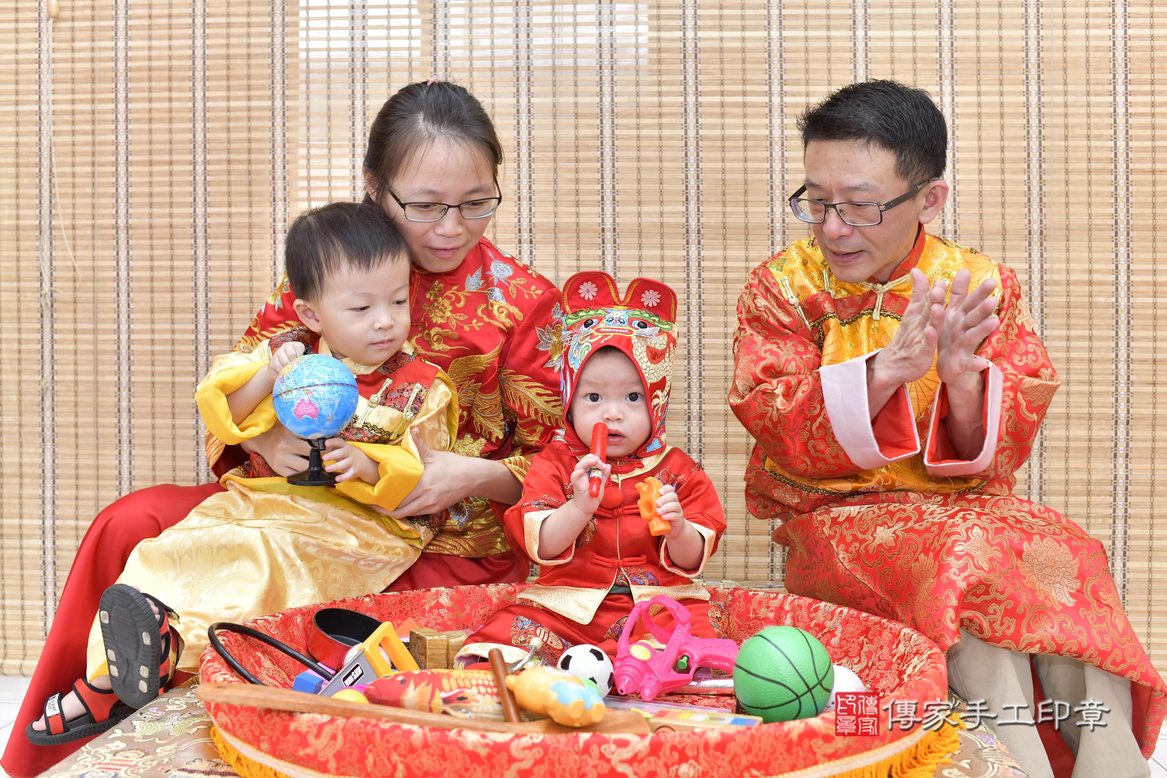 傳家手工印章新竹店、抓周、度脺、中國風會場、傳家嬰兒古禮、吉祥話、抓周道具物品24種、拍照。抓周證書。寶寶抓周、滿周歲、生日快樂、祝福