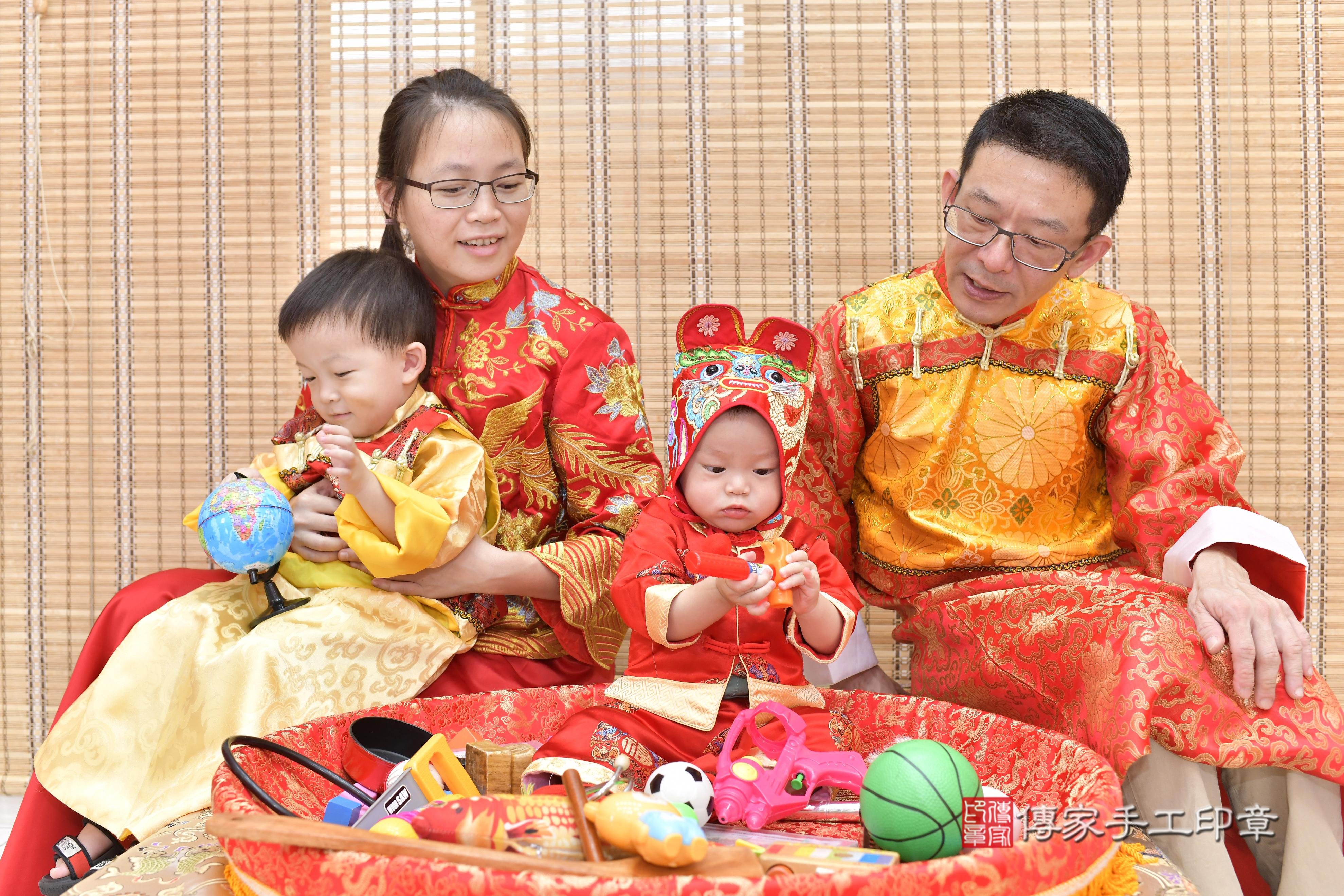 傳家手工印章新竹店、抓周、度脺、中國風會場、傳家嬰兒古禮、吉祥話、抓周道具物品24種、拍照。抓周證書。寶寶抓周、滿周歲、生日快樂、祝福