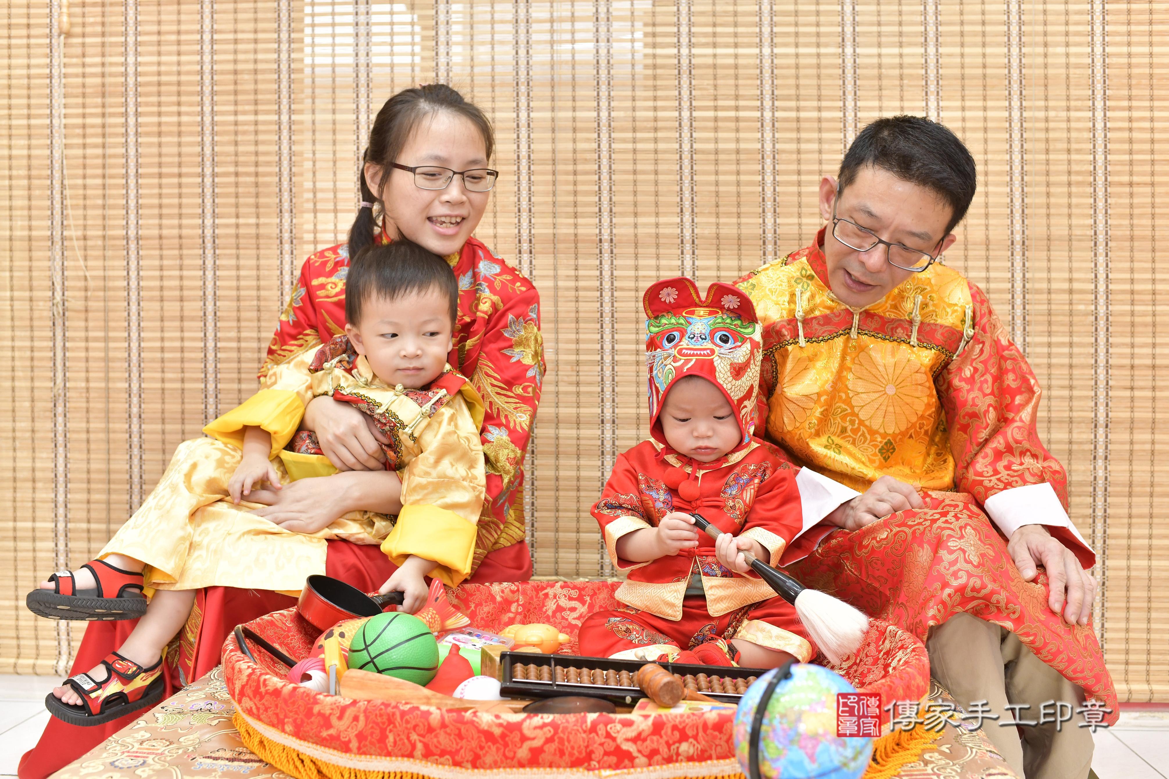 傳家手工印章新竹店、抓周、度脺、中國風會場、傳家嬰兒古禮、吉祥話、抓周道具物品24種、拍照。抓周證書。寶寶抓周、滿周歲、生日快樂、祝福