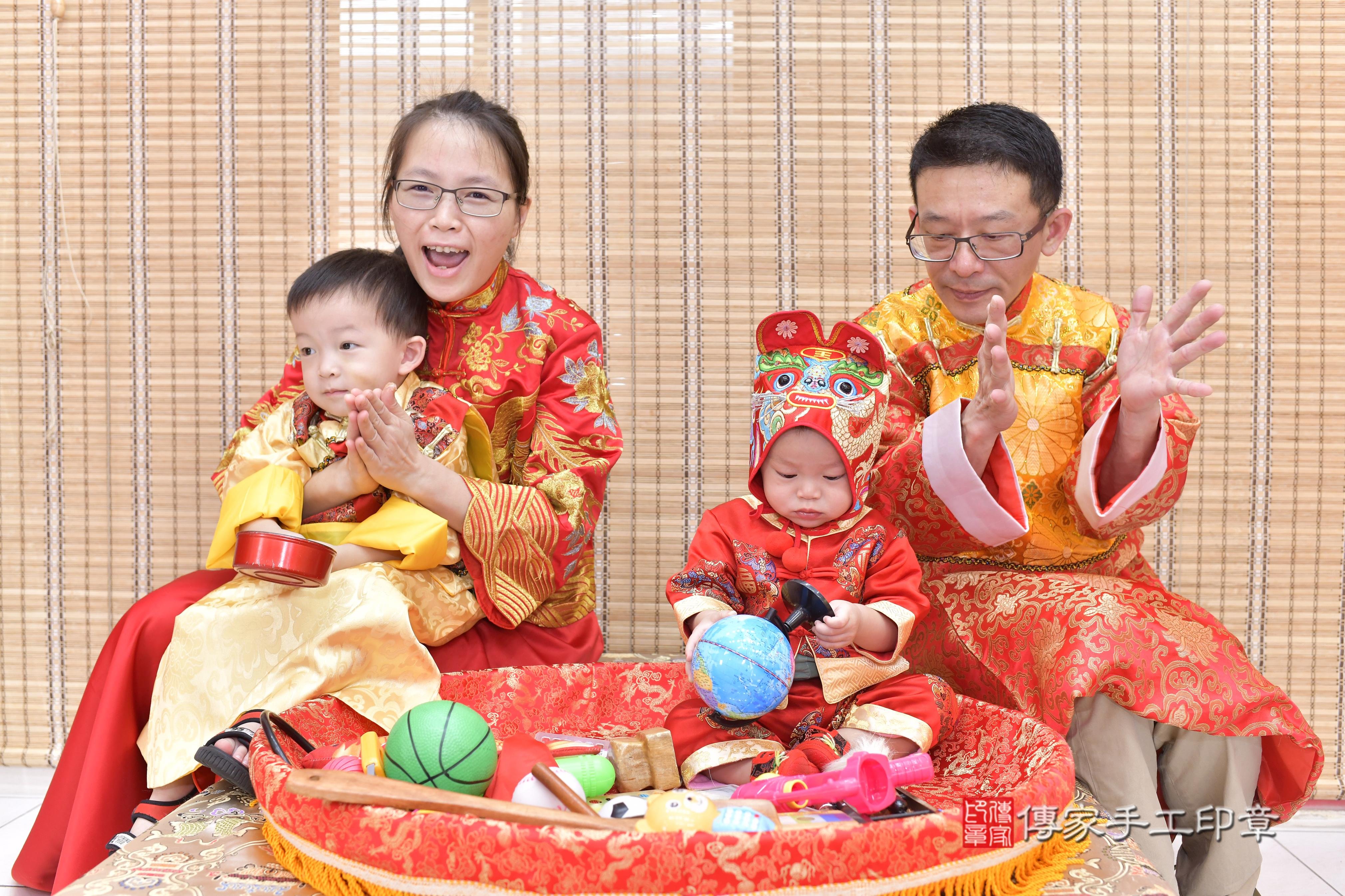 傳家手工印章新竹店、抓周、度脺、中國風會場、傳家嬰兒古禮、吉祥話、抓周道具物品24種、拍照。抓周證書。寶寶抓周、滿周歲、生日快樂、祝福