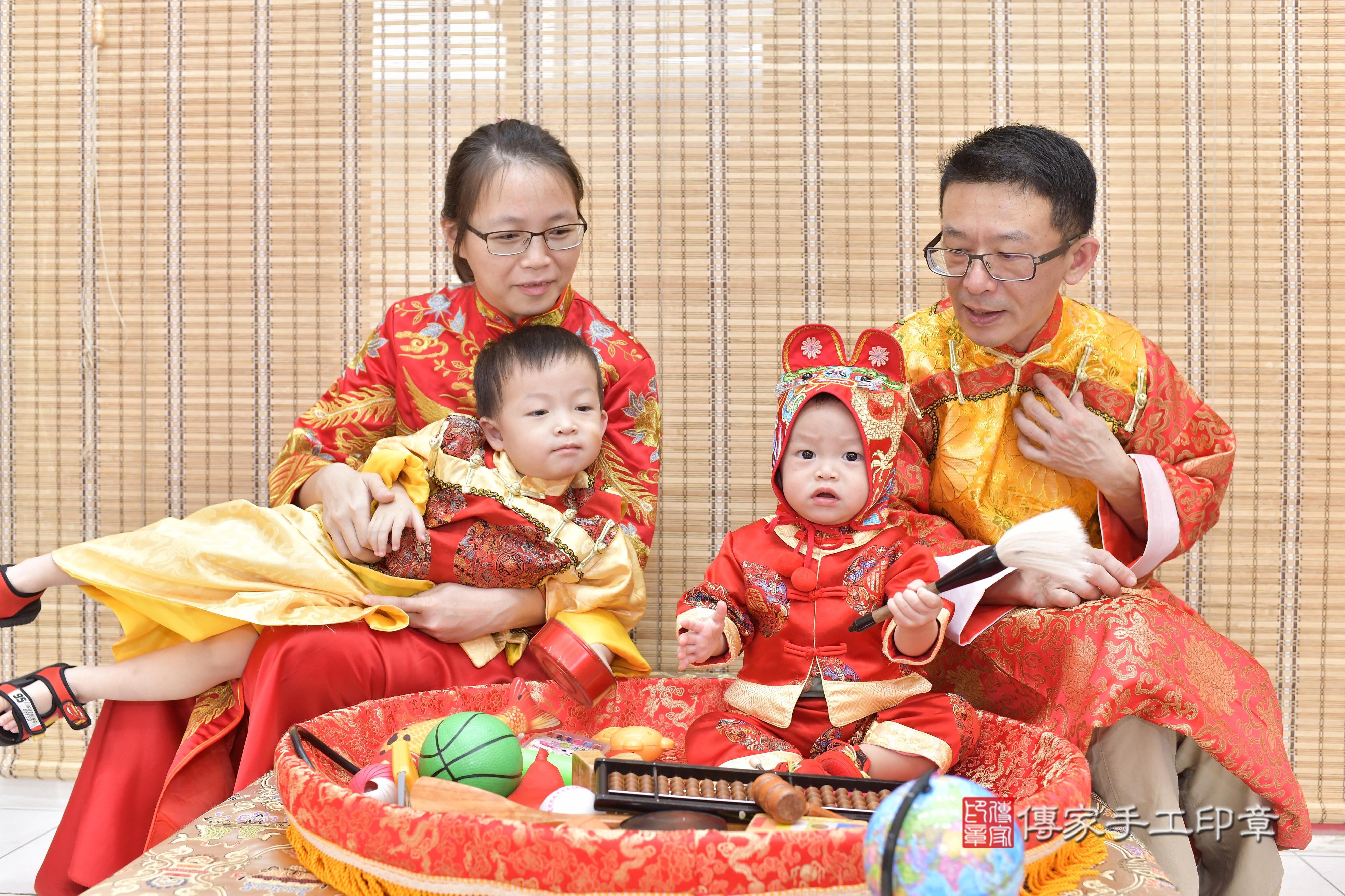 傳家手工印章新竹店、抓周、度脺、中國風會場、傳家嬰兒古禮、吉祥話、抓周道具物品24種、拍照。抓周證書。寶寶抓周、滿周歲、生日快樂、祝福