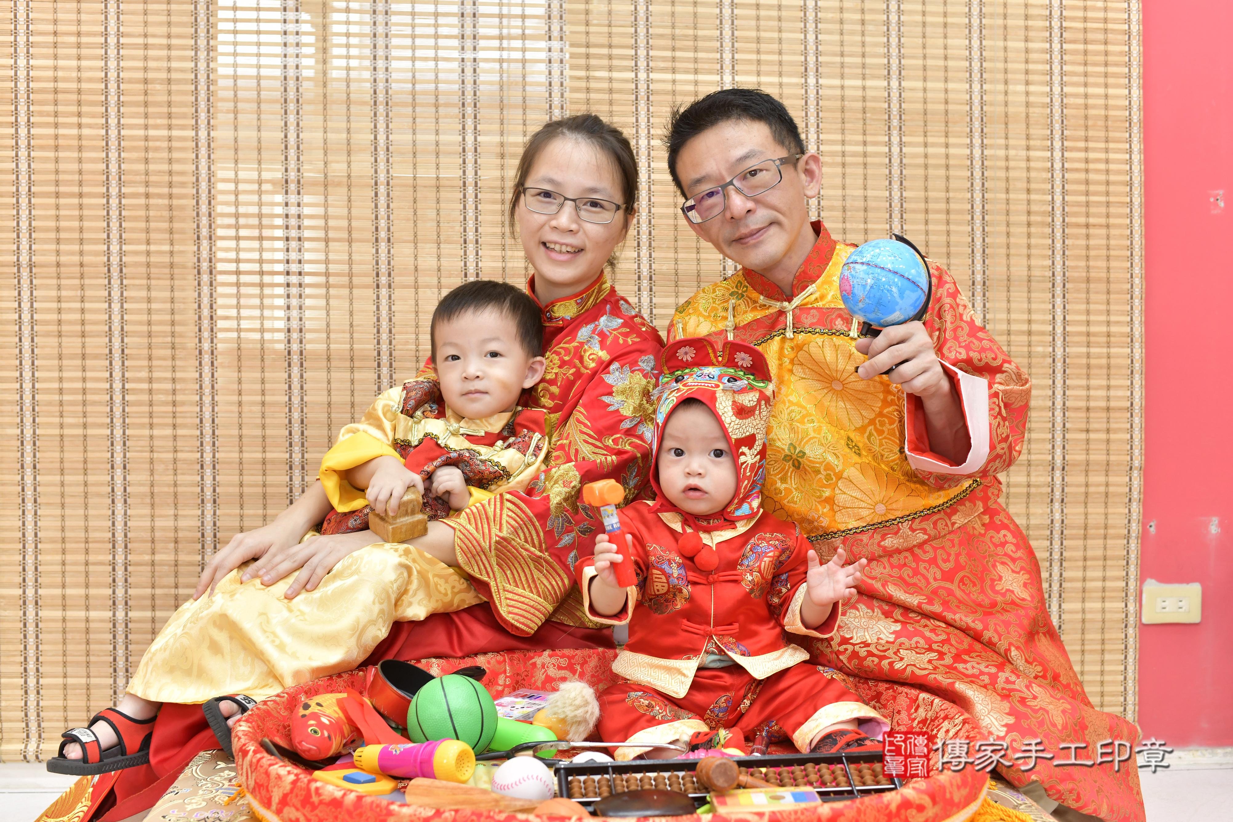 傳家手工印章新竹店、抓周、度脺、中國風會場、傳家嬰兒古禮、吉祥話、抓周道具物品24種、拍照。抓周證書。寶寶抓周、滿周歲、生日快樂、祝福