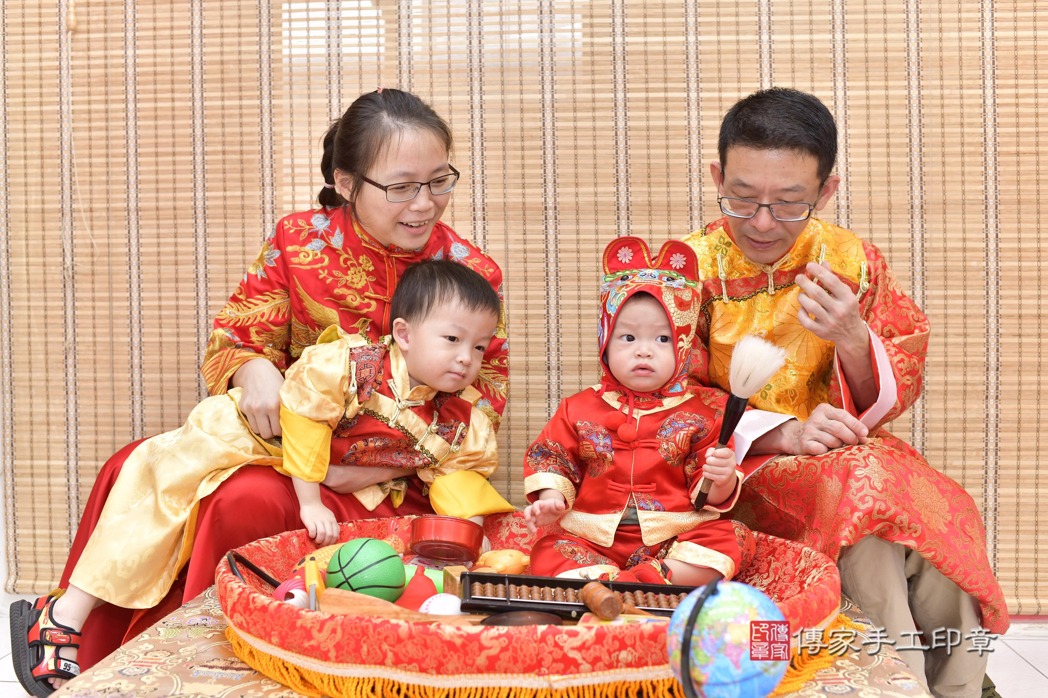 傳家手工印章新竹店、抓周、度脺、中國風會場、傳家嬰兒古禮、吉祥話、抓周道具物品24種、拍照。抓周證書。寶寶抓周、滿周歲、生日快樂、祝福