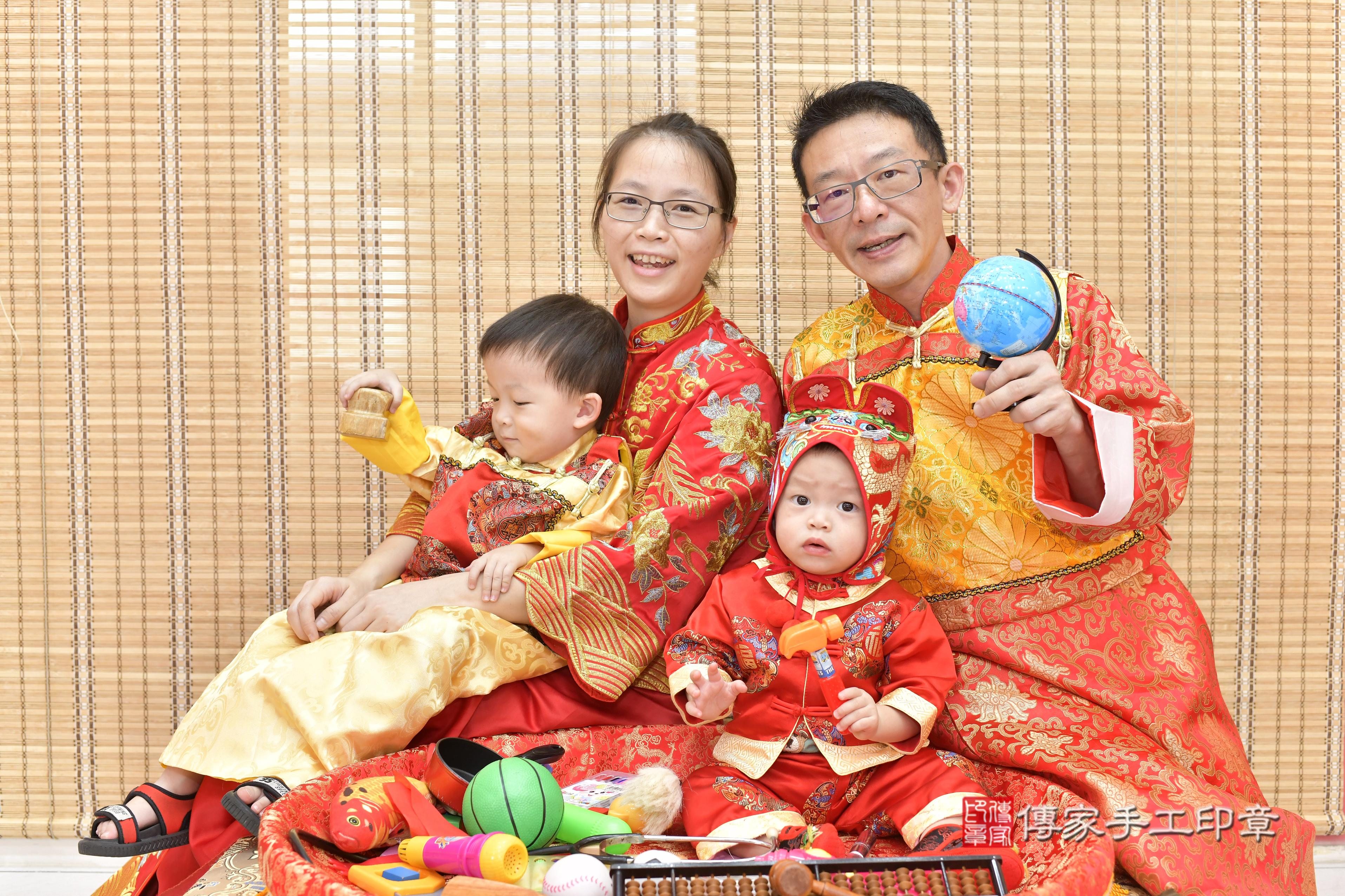 傳家手工印章新竹店、抓周、度脺、中國風會場、傳家嬰兒古禮、吉祥話、抓周道具物品24種、拍照。抓周證書。寶寶抓周、滿周歲、生日快樂、祝福