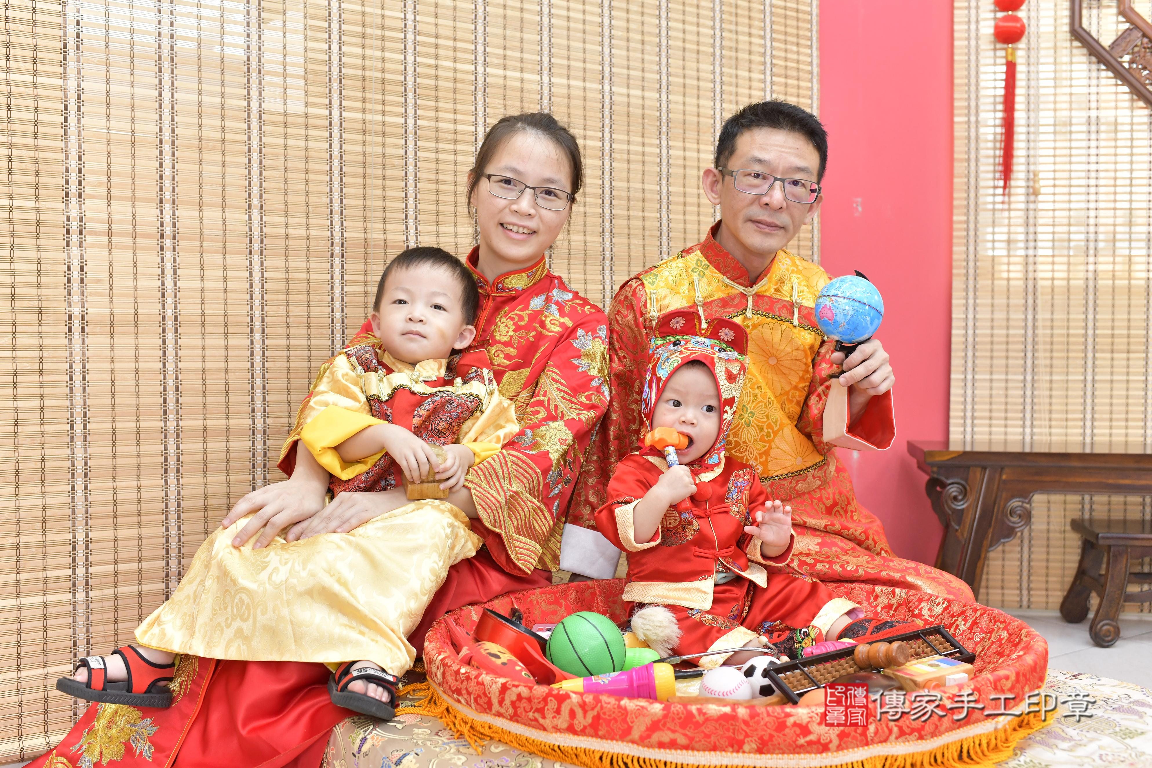 傳家手工印章新竹店、抓周、度脺、中國風會場、傳家嬰兒古禮、吉祥話、抓周道具物品24種、拍照。抓周證書。寶寶抓周、滿周歲、生日快樂、祝福