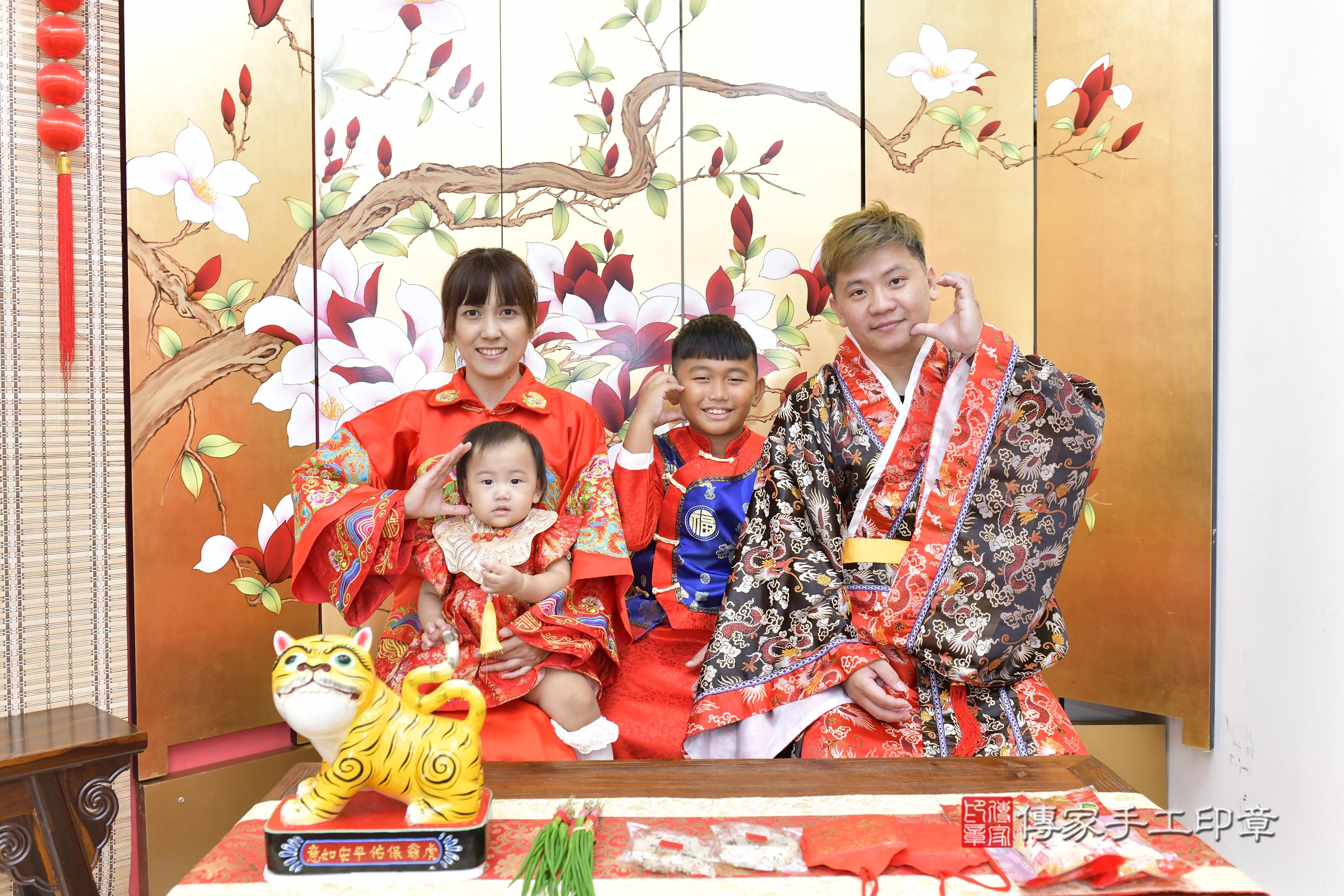 傳家手工印章新竹店、抓周、度脺、中國風會場、傳家嬰兒古禮、吉祥話、抓周道具物品24種、拍照。抓周證書。寶寶抓周、滿周歲、生日快樂、祝福