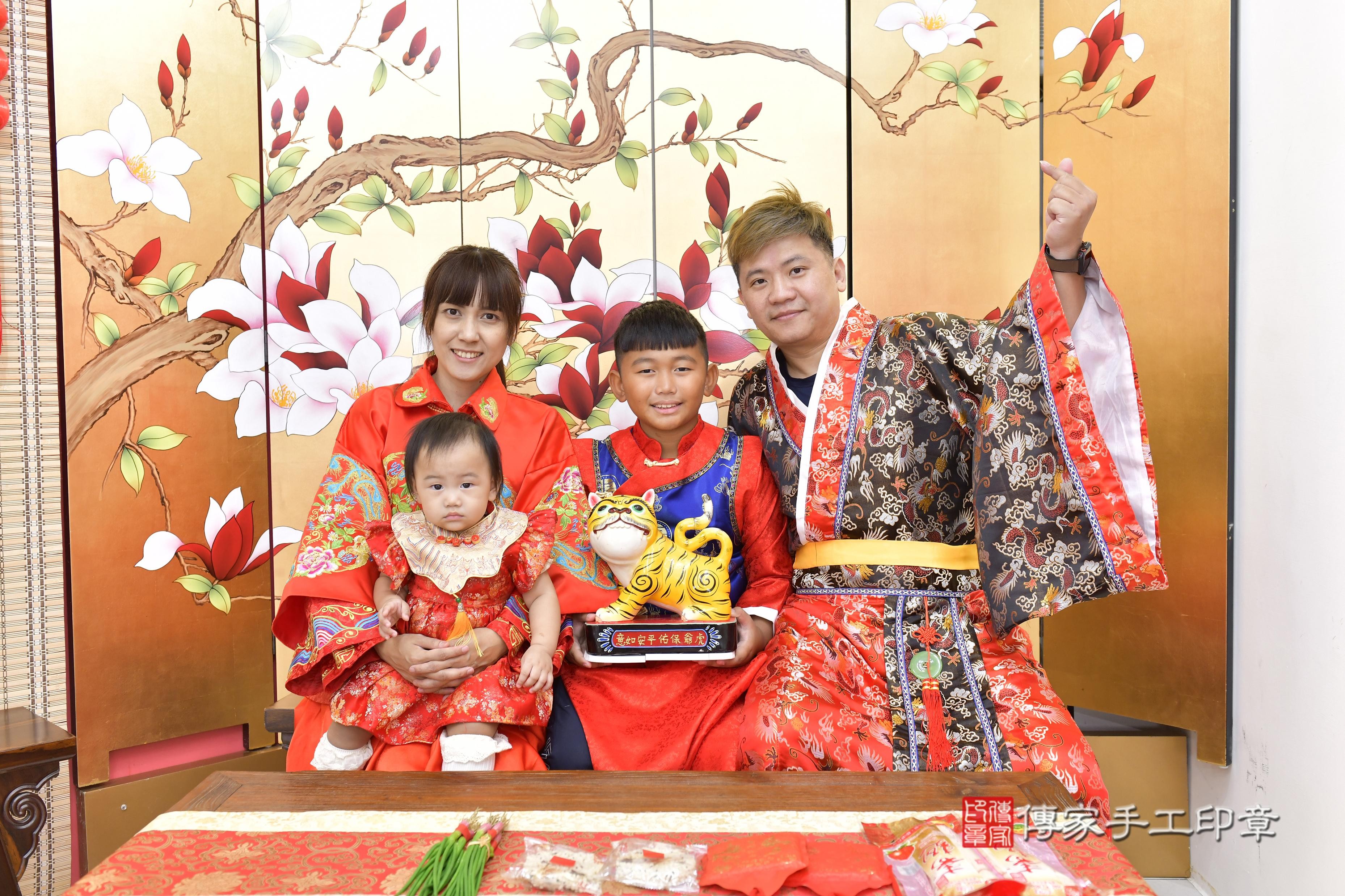 傳家手工印章新竹店、抓周、度脺、中國風會場、傳家嬰兒古禮、吉祥話、抓周道具物品24種、拍照。抓周證書。寶寶抓周、滿周歲、生日快樂、祝福