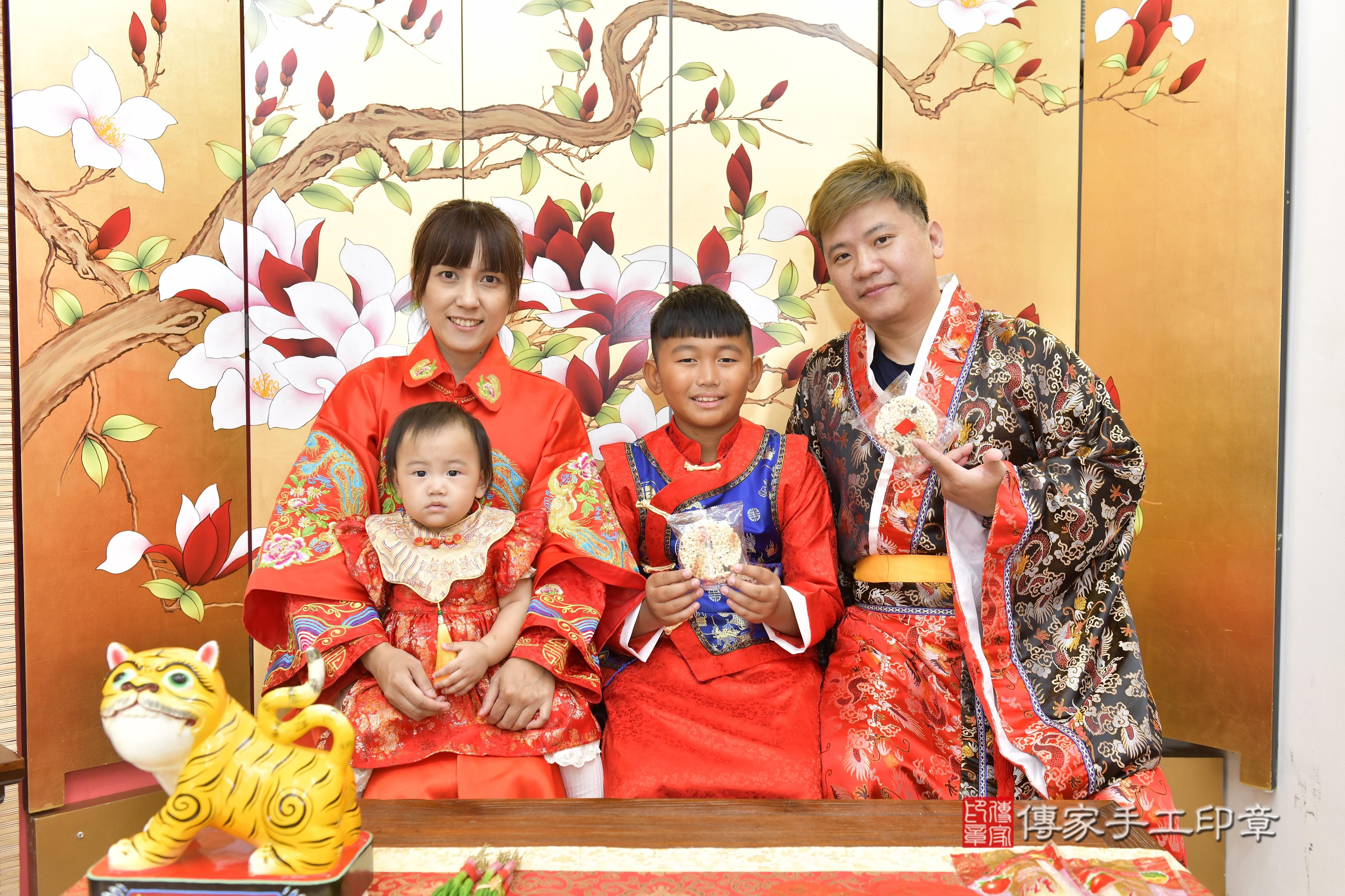 傳家手工印章新竹店、抓周、度脺、中國風會場、傳家嬰兒古禮、吉祥話、抓周道具物品24種、拍照。抓周證書。寶寶抓周、滿周歲、生日快樂、祝福